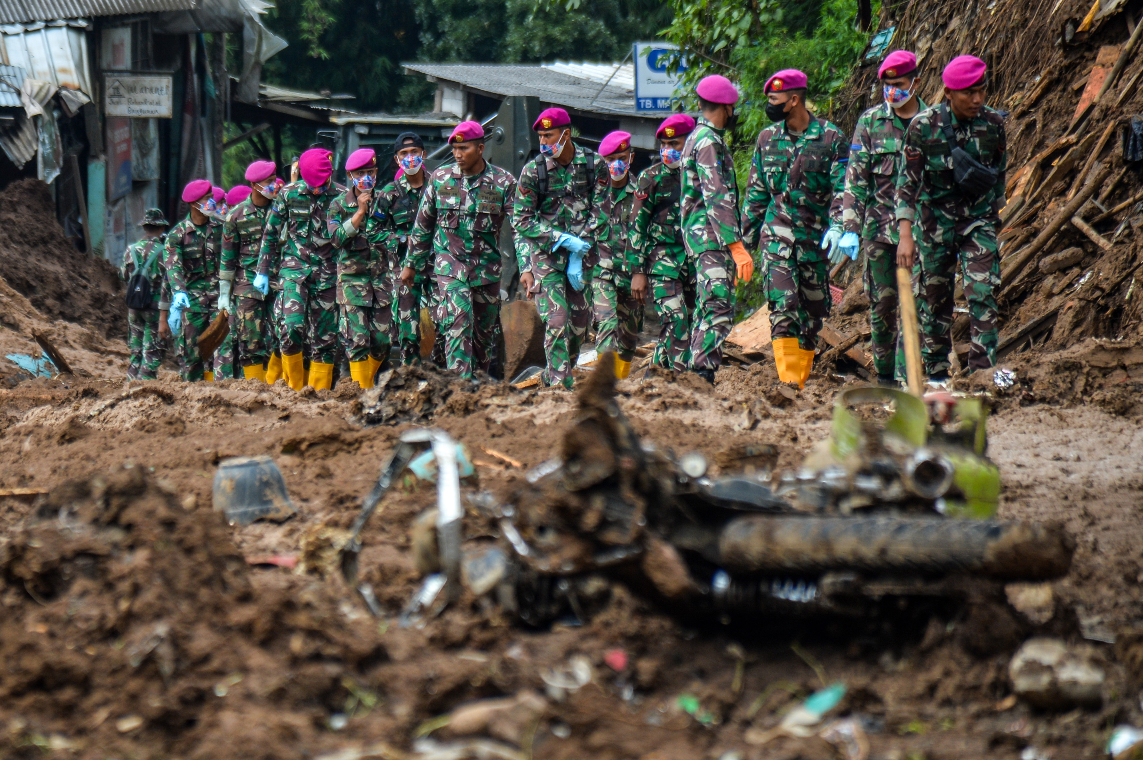 Personel TNI melakukan pencarian korban tertimbun longsor akibat gempa di Kampung Cijedil, Cugenang, Cianjur, Jawa Barat, Sabtu (26/11).