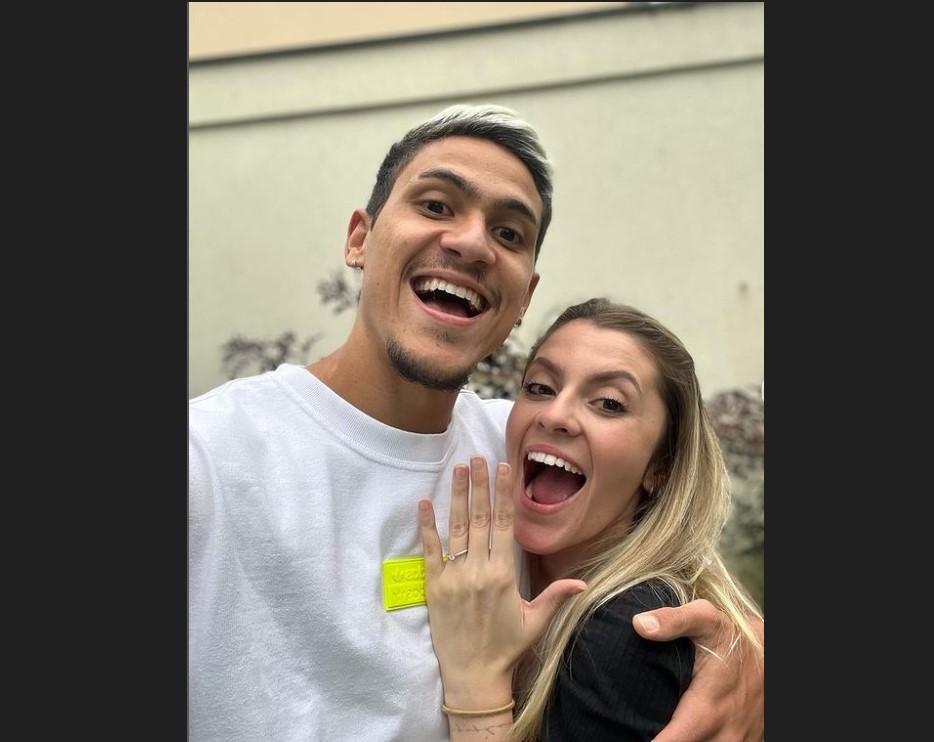 Penyerang timnas Brasil Pedro berpose dengan tunangannya.