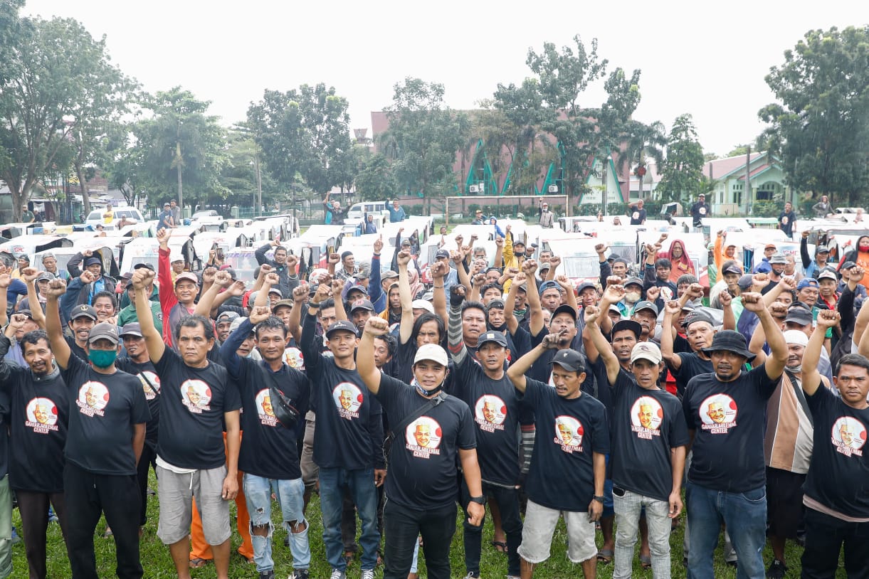 Ganjar Milenial Center (GMC) Sumut menggelar konvoi dan membagikan sembako dalam acara bertajuk Jumat Berkah, Jumat (4/11/22).