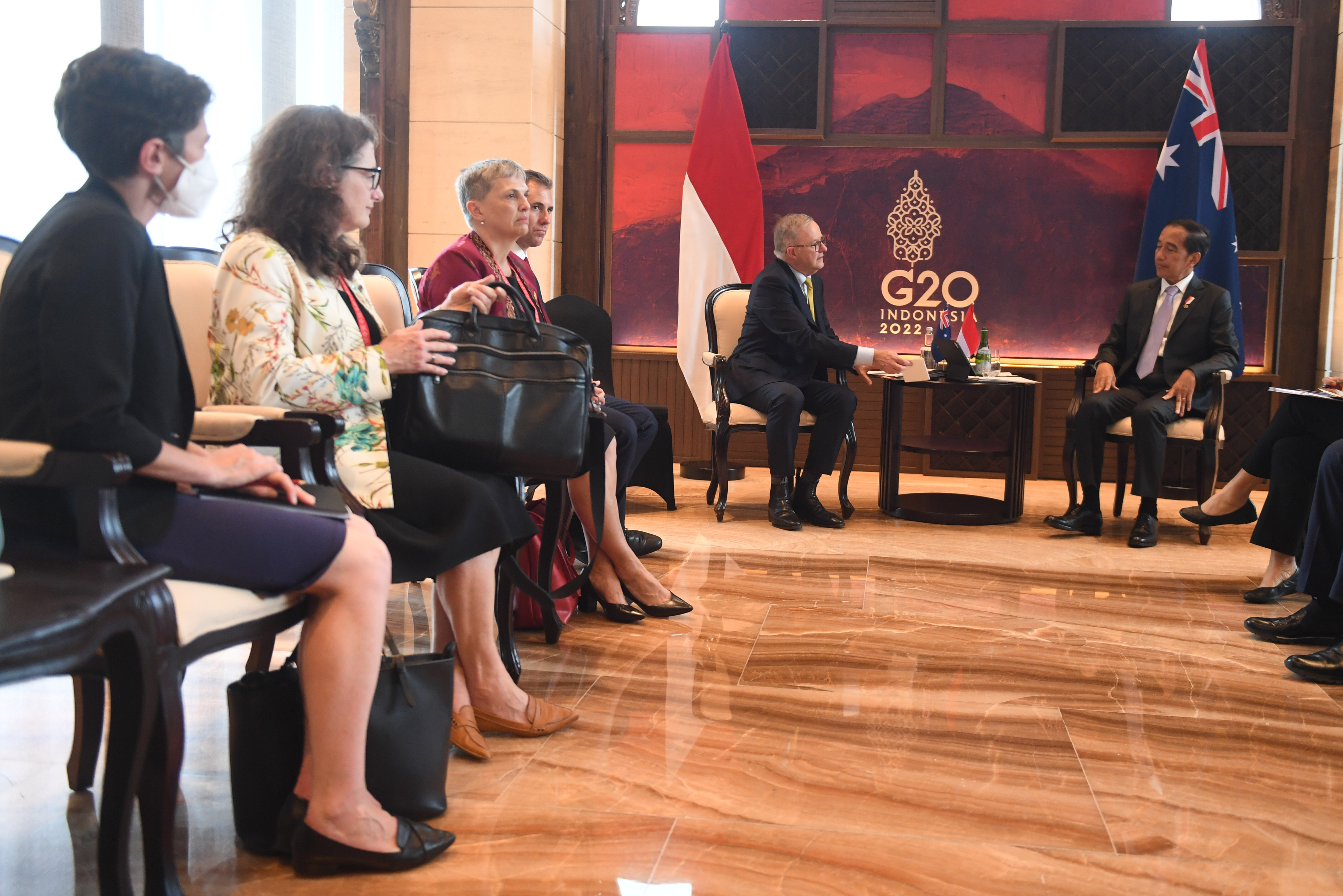 Presiden Joko Widodo (kanan) berbincang dengan Perdana Menteri Australia Anthony Albanese (kedua kanan).