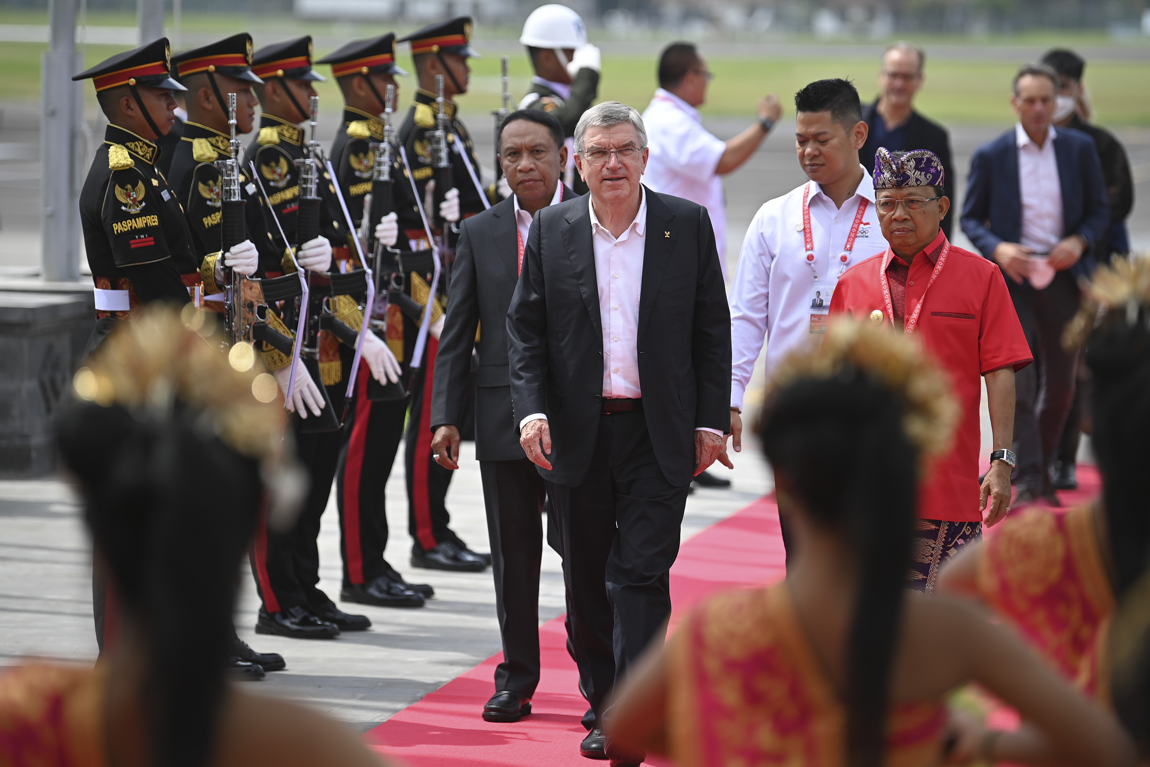Presiden International Olympic Committee (IOC) Thomas Bach (tengah) disambut Menpora Zainudin Amali saat tiba di Bali, Senin (14/11).