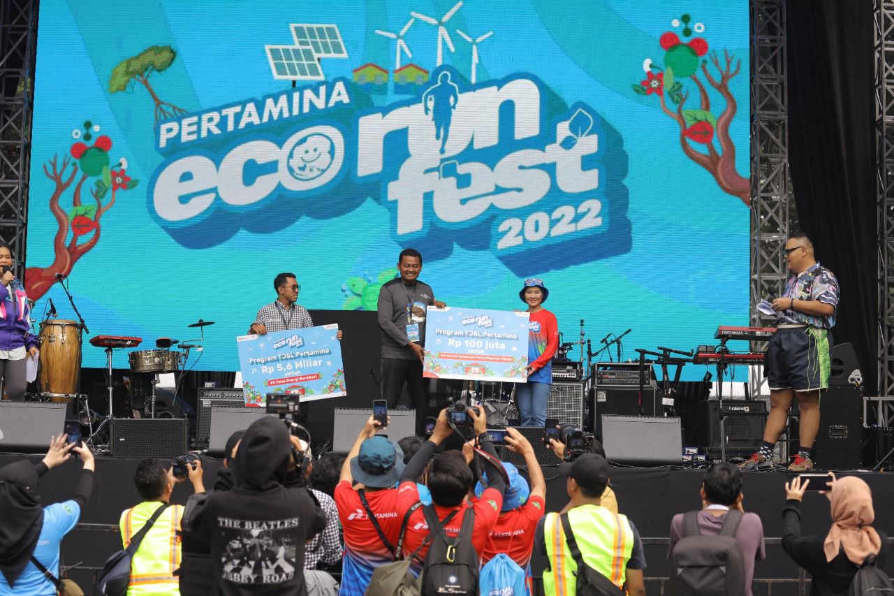 Pertamina menyalurkan bantuan 25 Desa Energi Berdikari pada Pertamina Ecorun Fest 2022 di Jakarta, Minggu (27/11). 