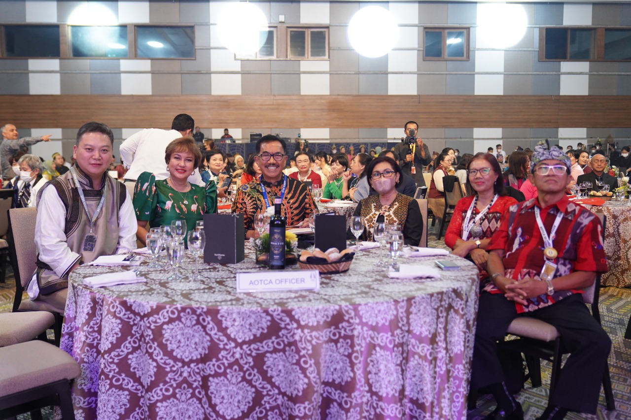 Peserta dari berbagai negara dan panitia AOTCA Bali 2022, menikmati kemeriahan gala dinner yang masuk dalam rangkaian kegiatan AOTCA