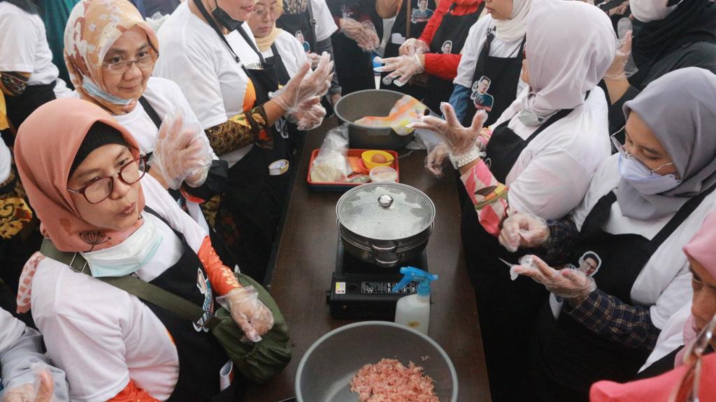  Gerbong Pecinta Sandiuno menggelar pelatihan kuliner membuat dimsum bagi ibu rumah tangga untuk menambah perekonomian keluarga mela