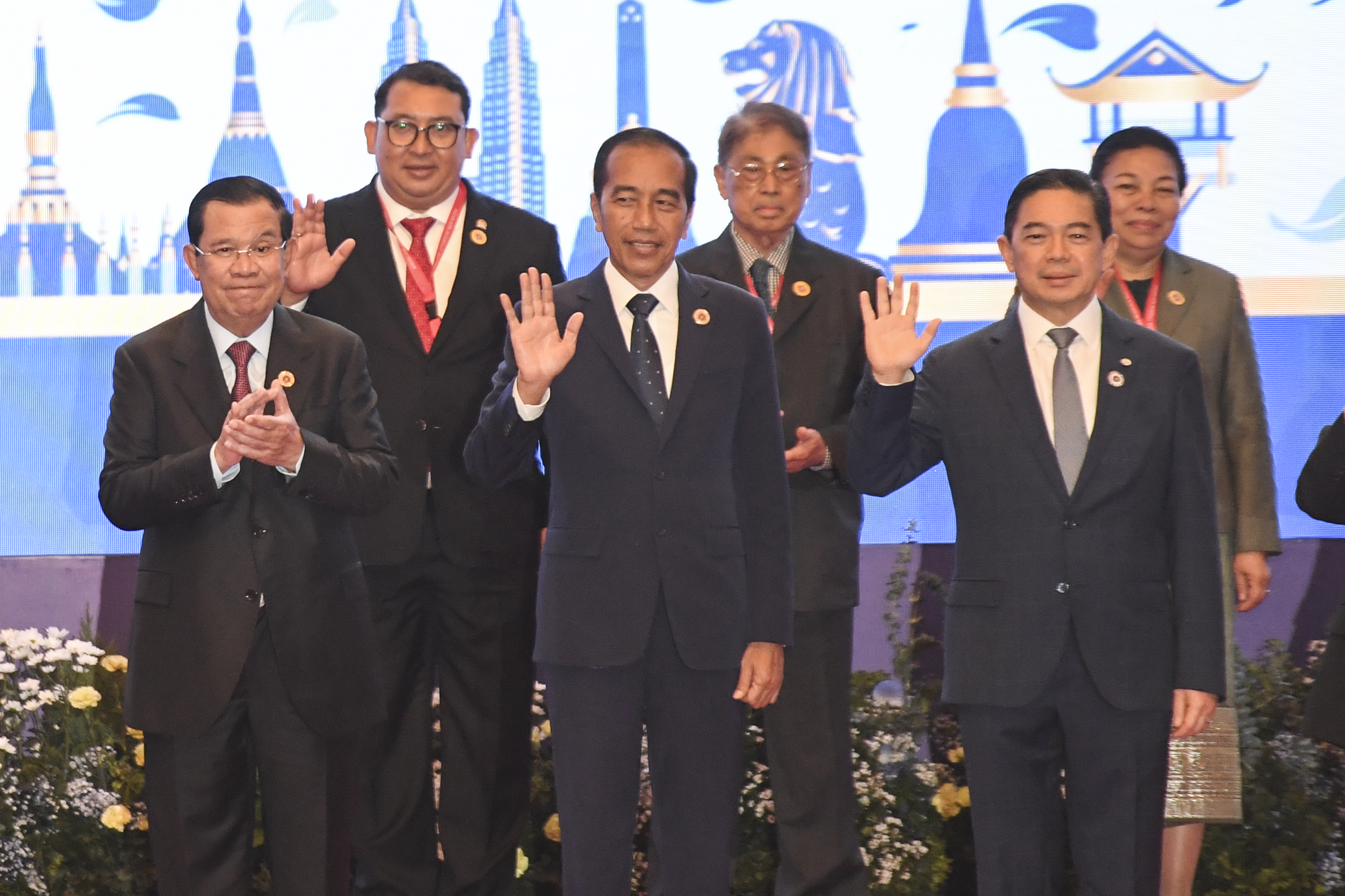 Presiden Jokowi mengikuti sesi foto bersama dalam rangkaian KTT ASEAN di Kamboja.