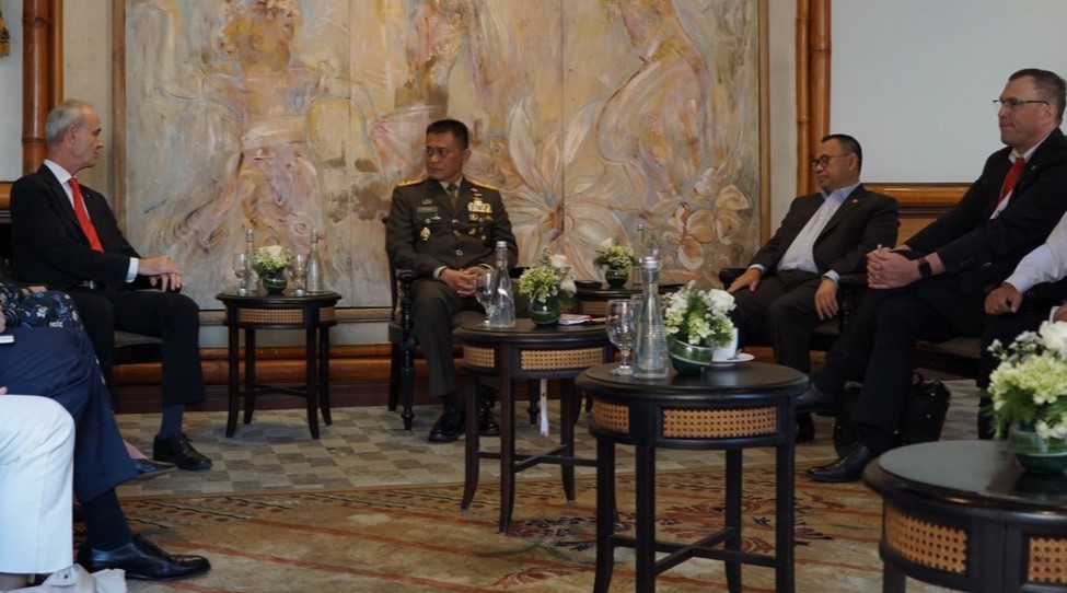 Gilles Carbonnier, Wakil Presiden ICRC, dan Panglima TNI yang diwakili oleh Mayor Jenderal TNI Sonny Aprianto, Panglima Kodam IX/Udayana.