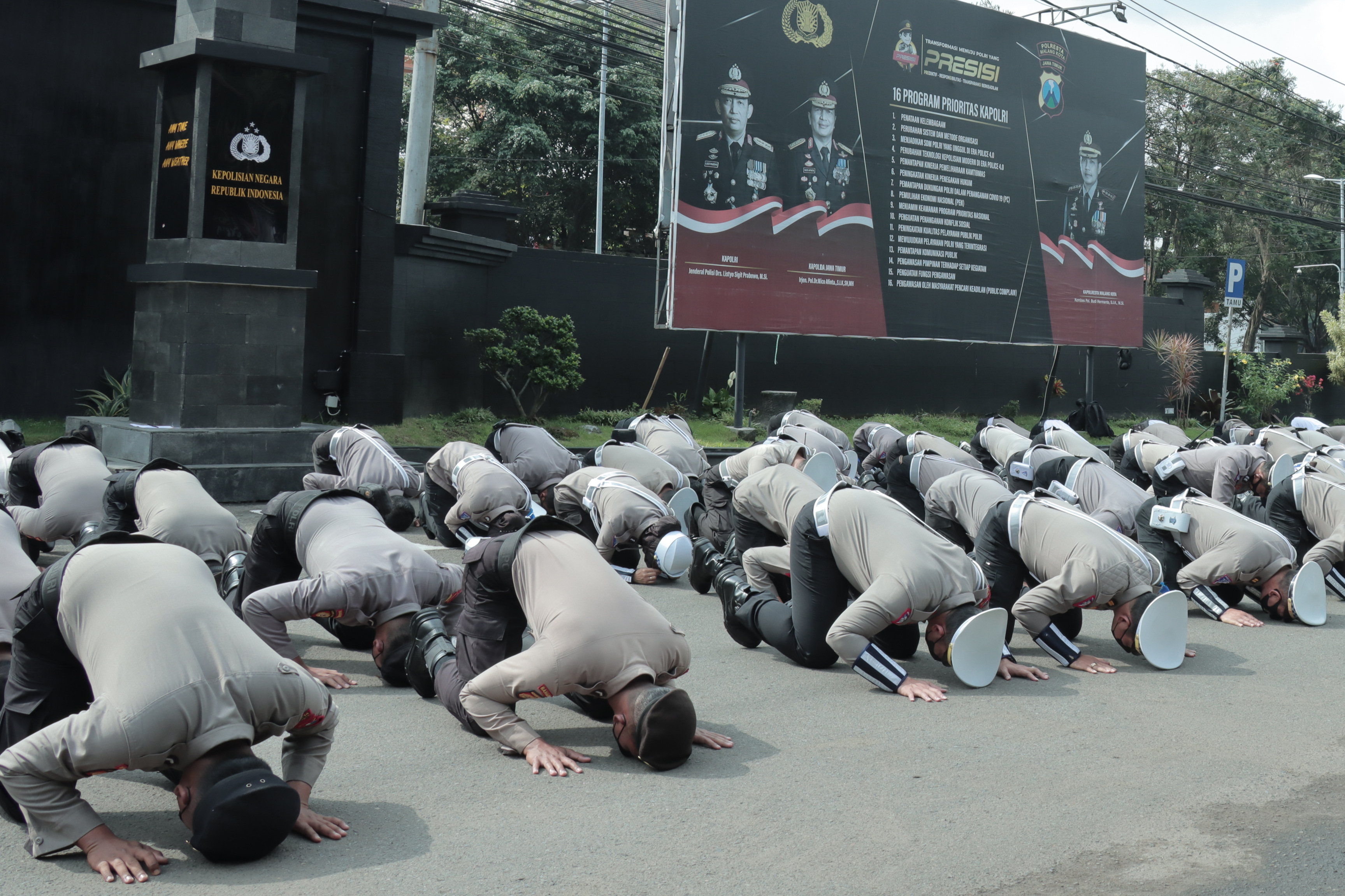 Sejumlah polisi melakukan aksi sujud massal usai apel pagi di halaman Polresta Malang, Jawa Timur, Senin (10/10/2022)