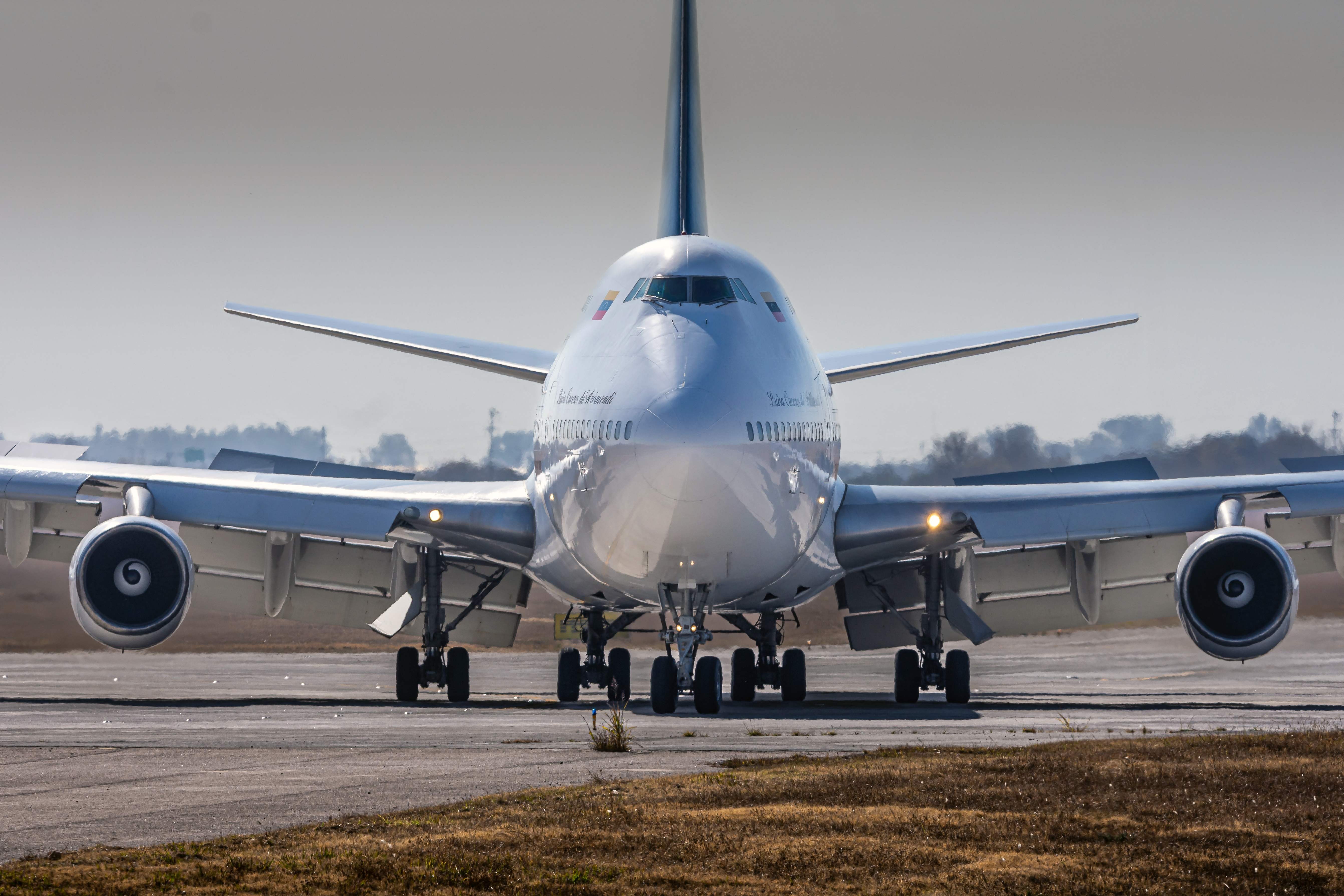 Ilustrasi pesawat Boeing yang mendarat di bandara.