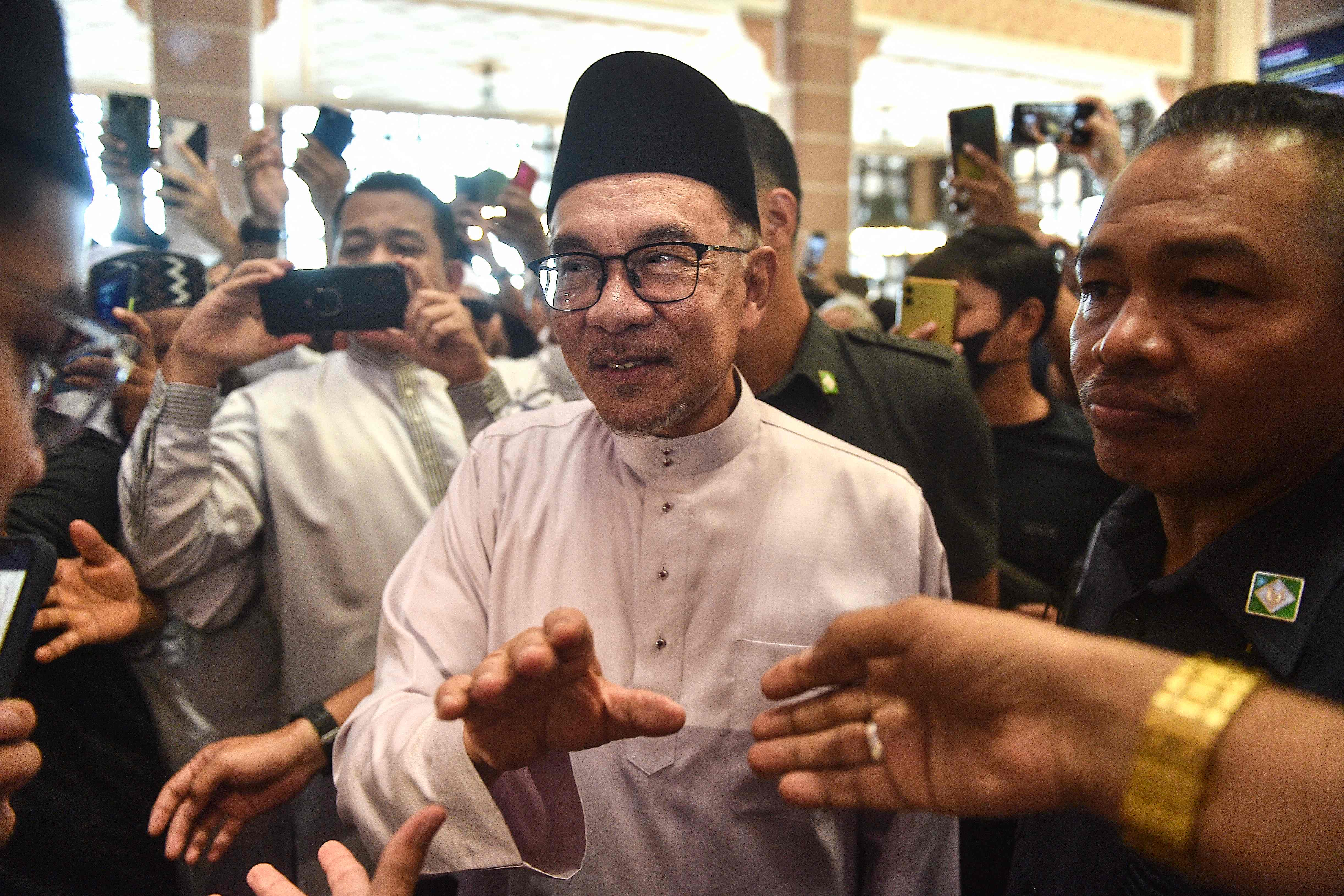 Perdana Menteri Malaysia Anwar Ibrahim saat menyapa warga di Putrajaya.