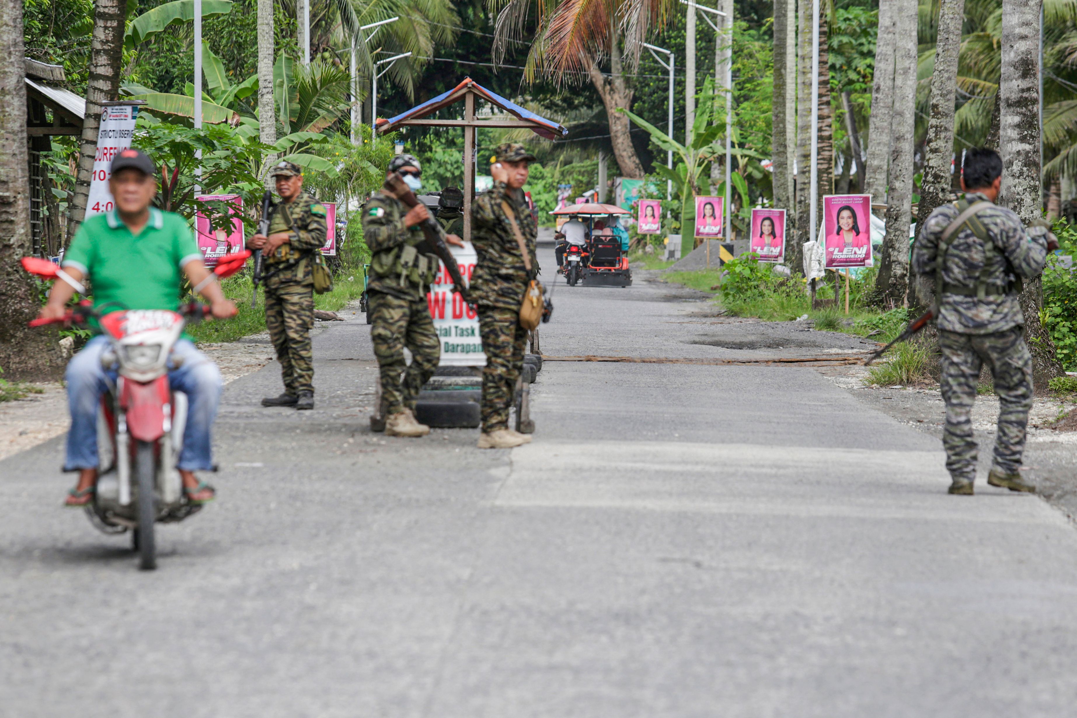 Pasukan MILF berjaga di sepanjang jalan di dalam Kamp Darapanan di Sultan Kudarat, Maguindanao, Filipina.