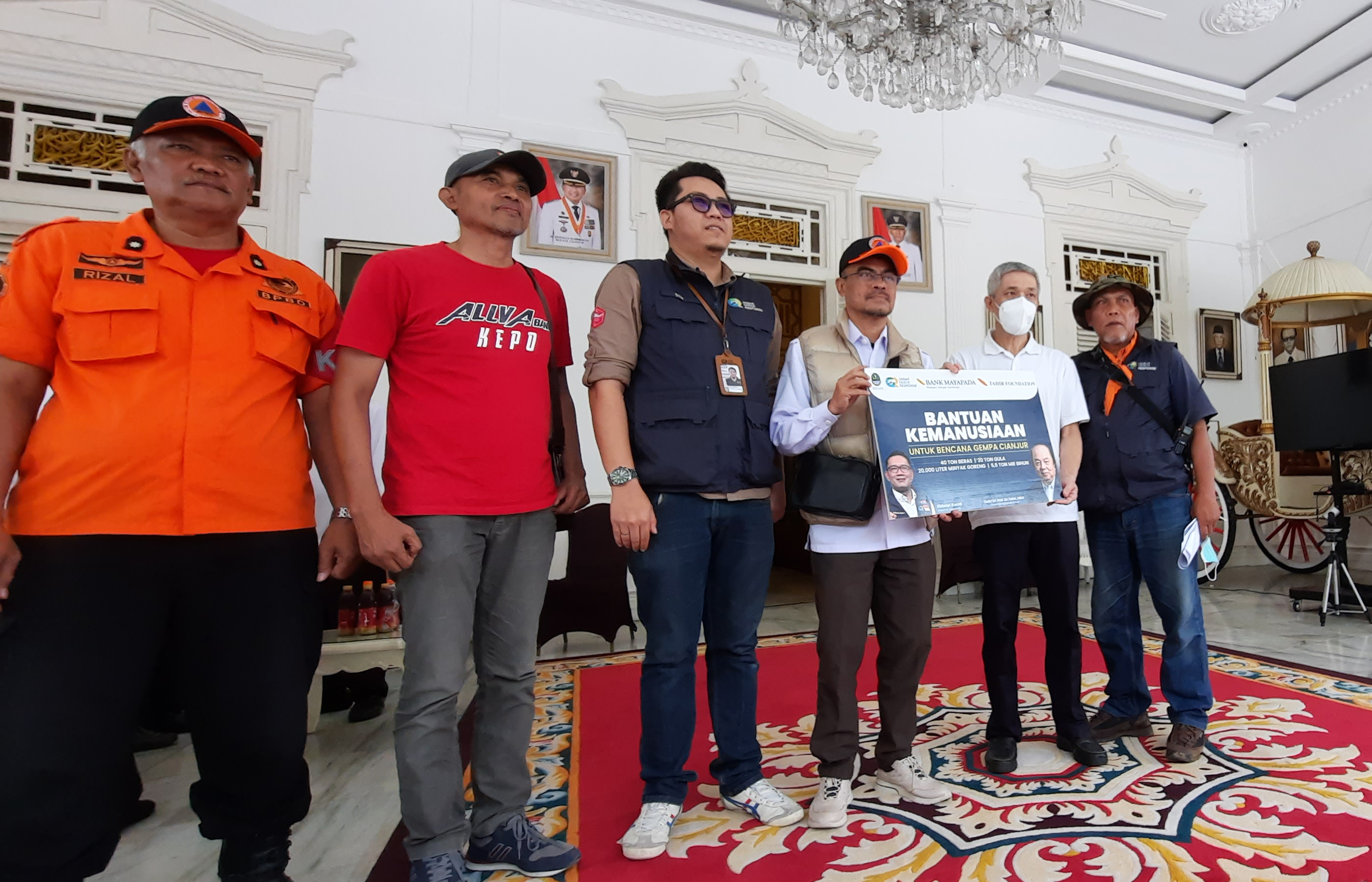 Sekda Cianjur, Cecep S Alamsyah (tiga kanan) secara simbolis menerima bantuan Tahir Foundation untuk korban gempa, Rabu (23/11).