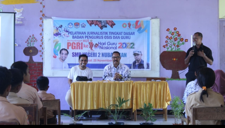 Wartawan Media Indonesia Alexander P. Taum saat menyampaikan materi pada pelatihan jurnalistik untuk para guru dan Osis  SMP Negeri II Nubat