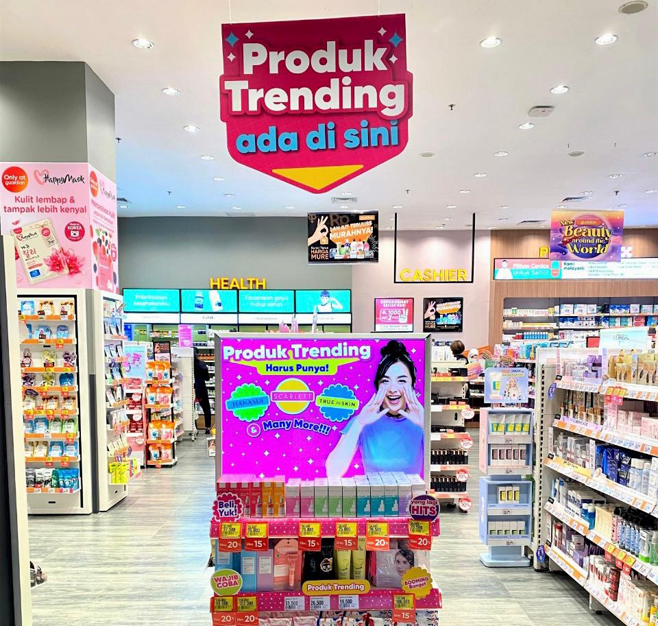 Ritel kesehatan dan kecantikan Guardian menghadirkan display khusus produk yang trending di media sosial Tik Tok.