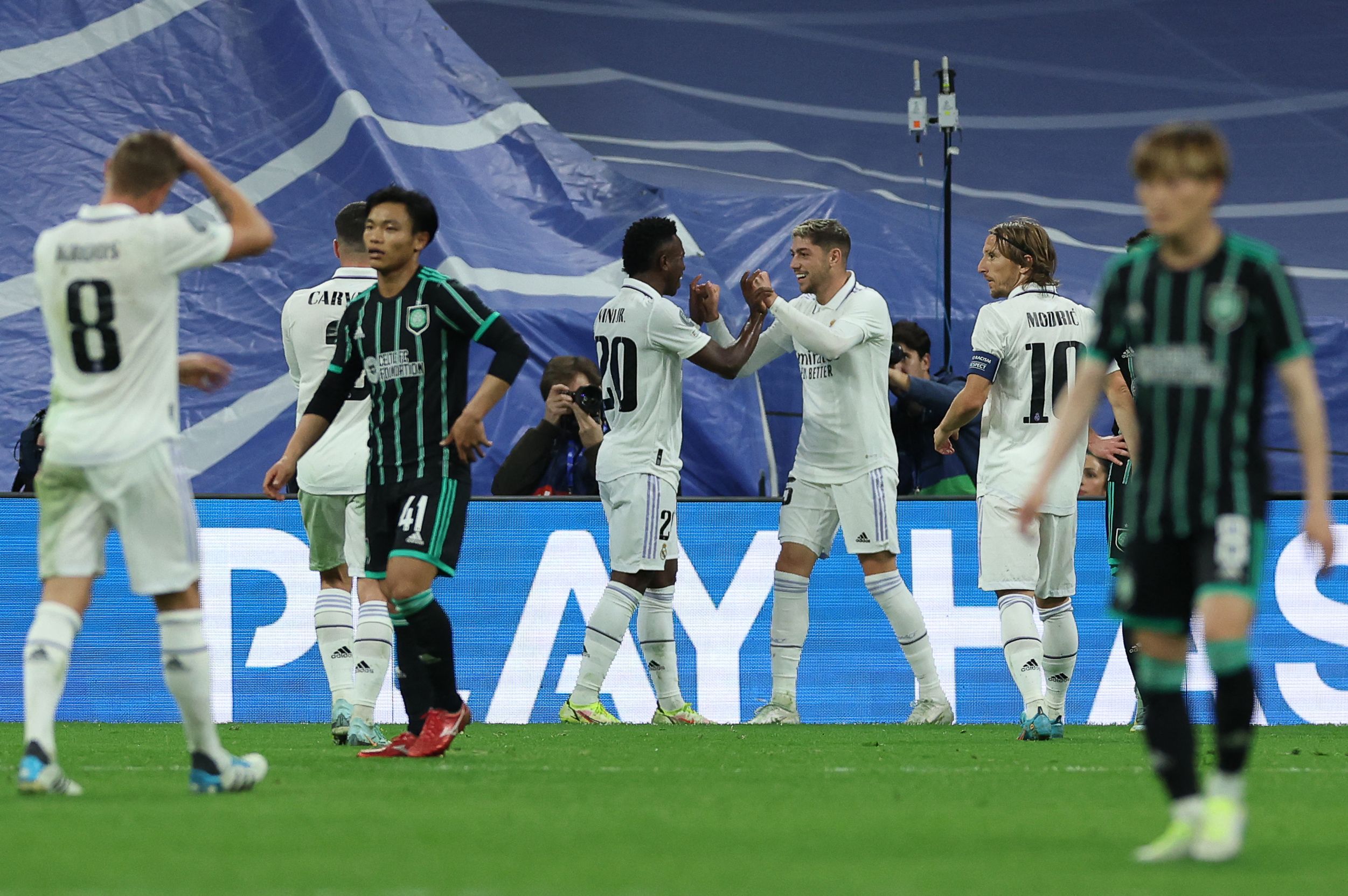 Para pemain Real Madrid melakukan selebrasi usai mencetak gol ke gawang Celtic di laga Liga Champions