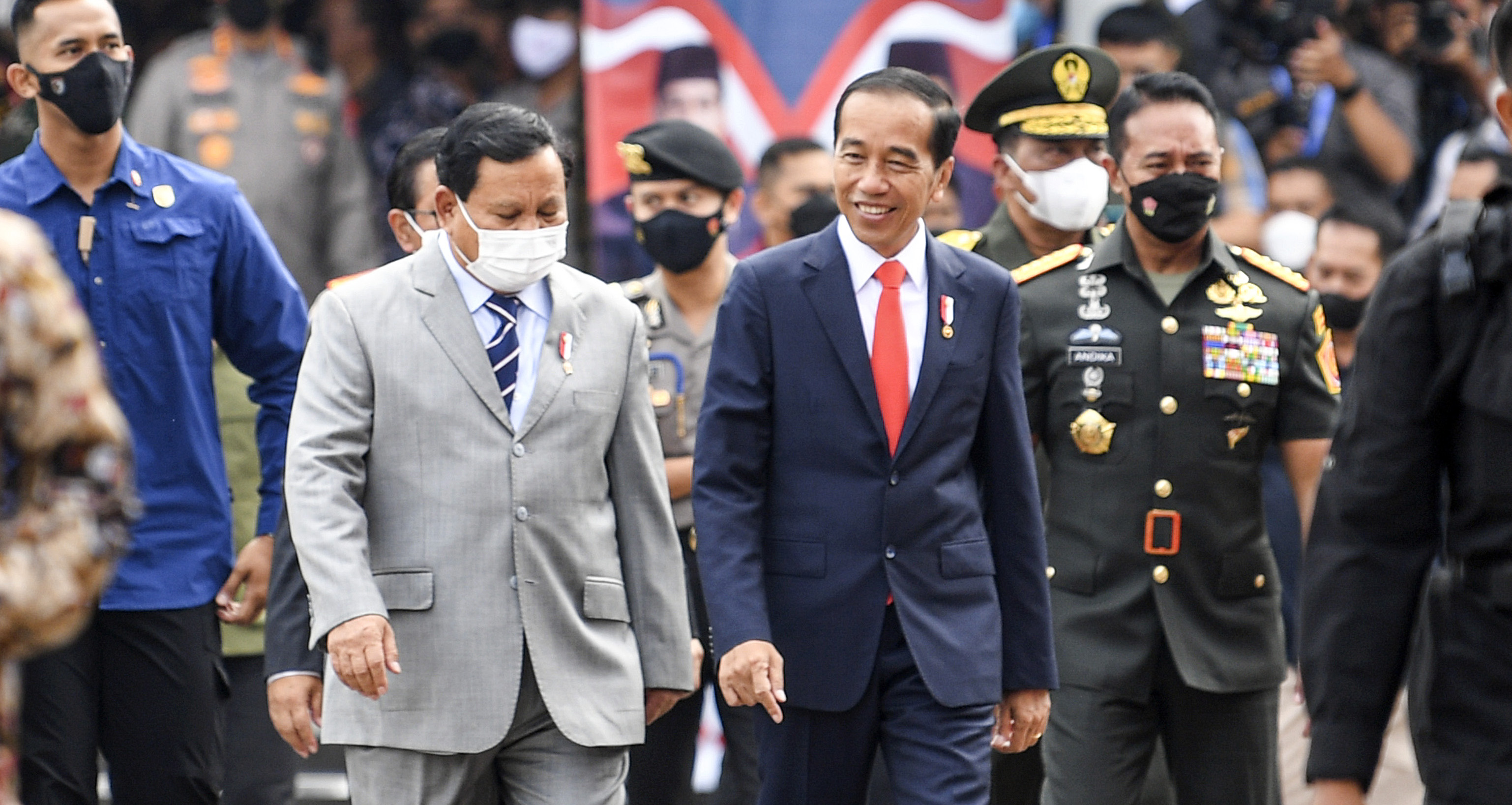 Presiden Joko Widodo (ketiga kanan) didampingi Menteri Pertahanan Prabowo Subianto (ketiga kiri).