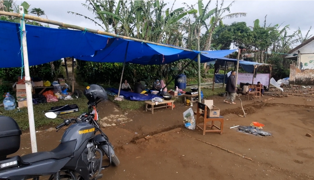 Sejumlah warga Desa Sukamulya Kecamatan Cugenang, Cianjur, Jawa Barat, mendirikan tenda darurat di halaman SDN Gedeh 1.