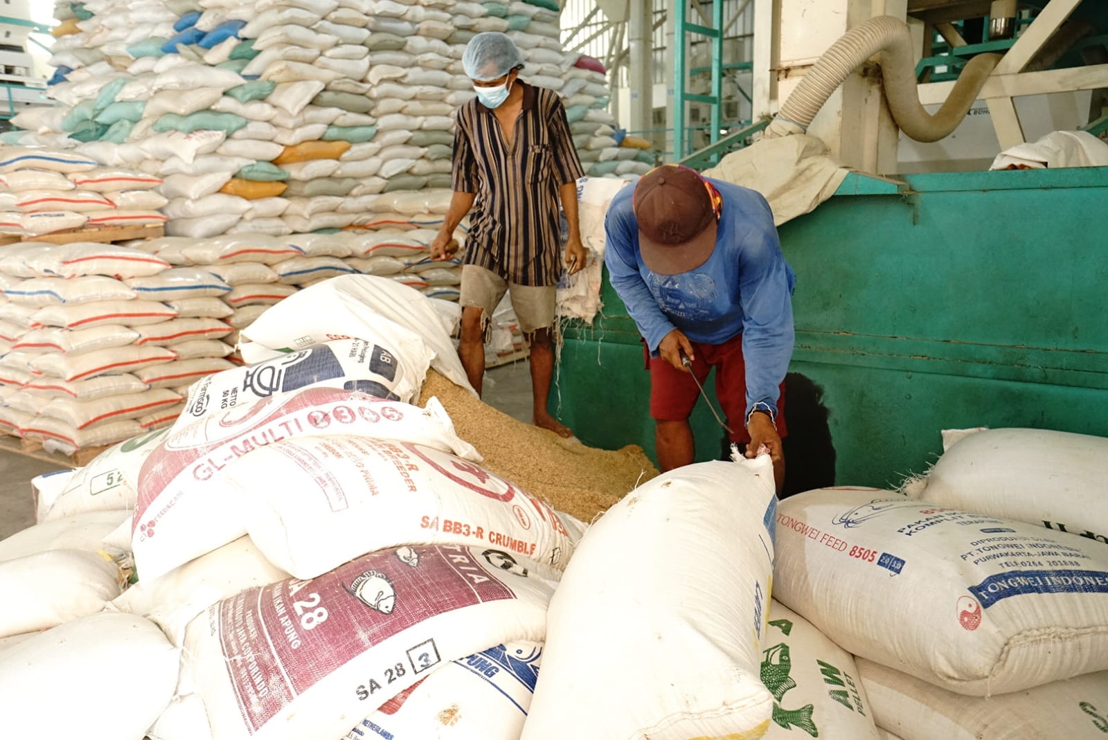 Stok beras di pabrik penggilingan Tiga Jaya di Karawang, Jawa Barat.  