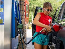 Seorang pelanggan mengisi BBM di SPBU Exxon pada 29 Juli 2022 di Houston, Texas, AS. 