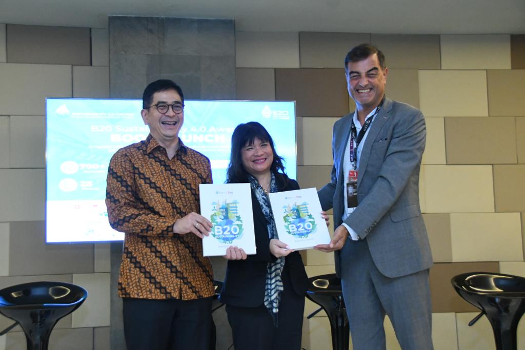 KADIN Indonesia meluncurkan buku B20 Sustainability 4.0 Awards pada B20 Indonesia Net Zero Summit 2022 di Nusa Dua, Bali. 