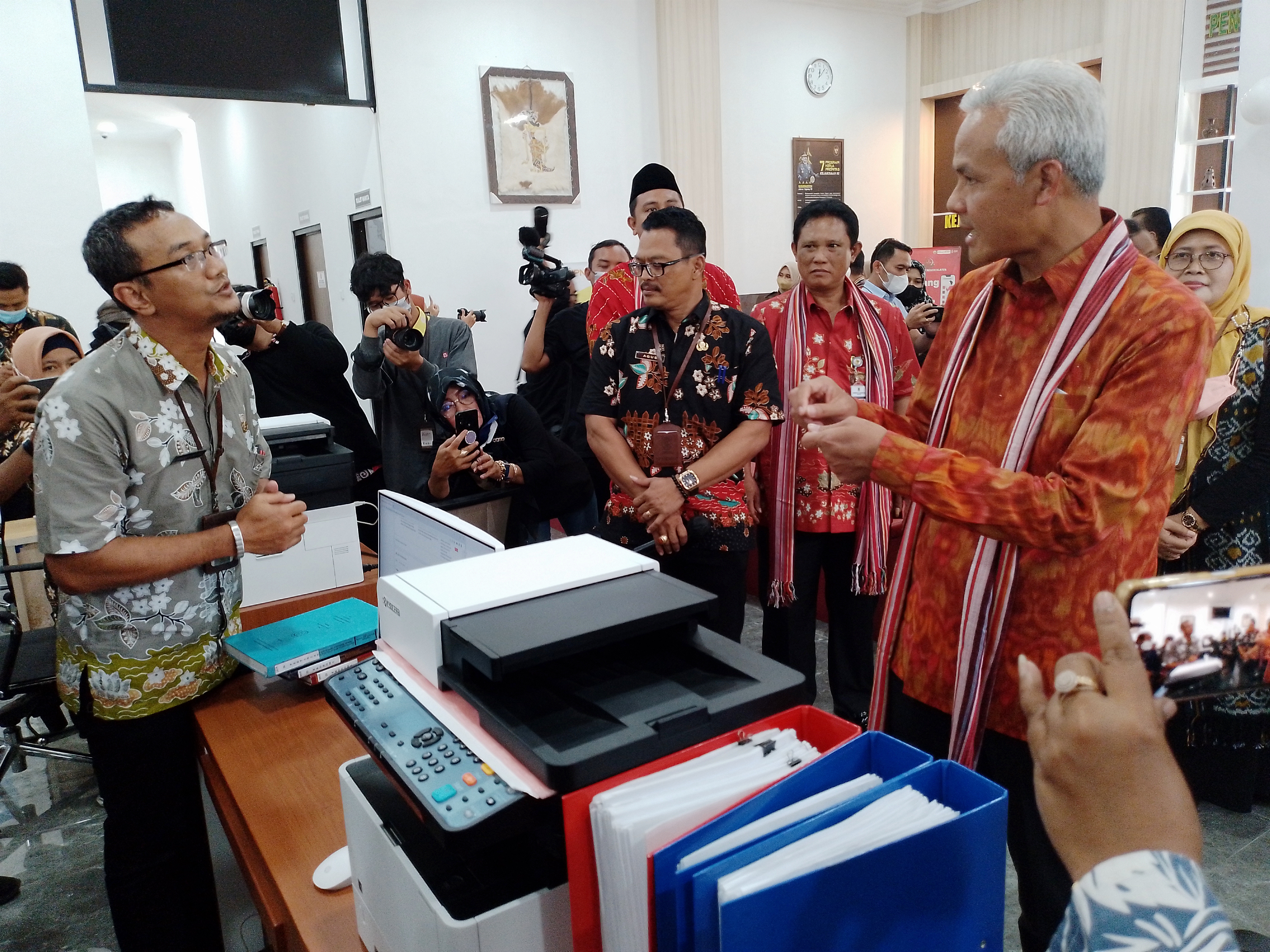 Gubernur Ganjar Pranowo berbincang dengan petugas instansi penyelenggara pelayanan publik di MPP Kabupaten Klaten, Selasa (22/11/2022)