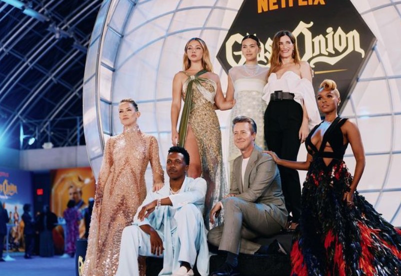 Para pemeran film Glass Onion: A Knives Out Mystery