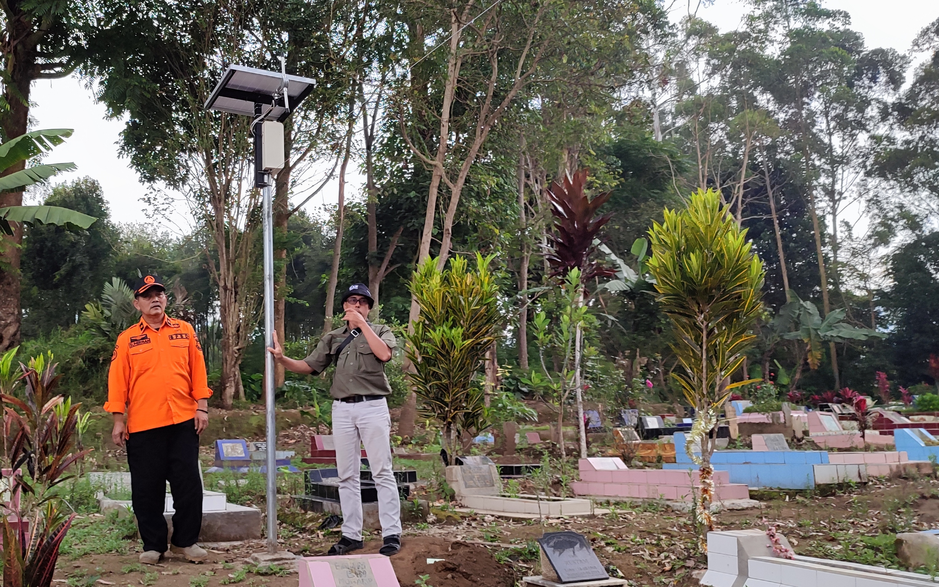 Tim dari ITB didamping BPBD sedang memeriksa alat deteksi pergerakan tanah (extensometer) yang dipasang di Desa Cikahuripan, Kec Lembang