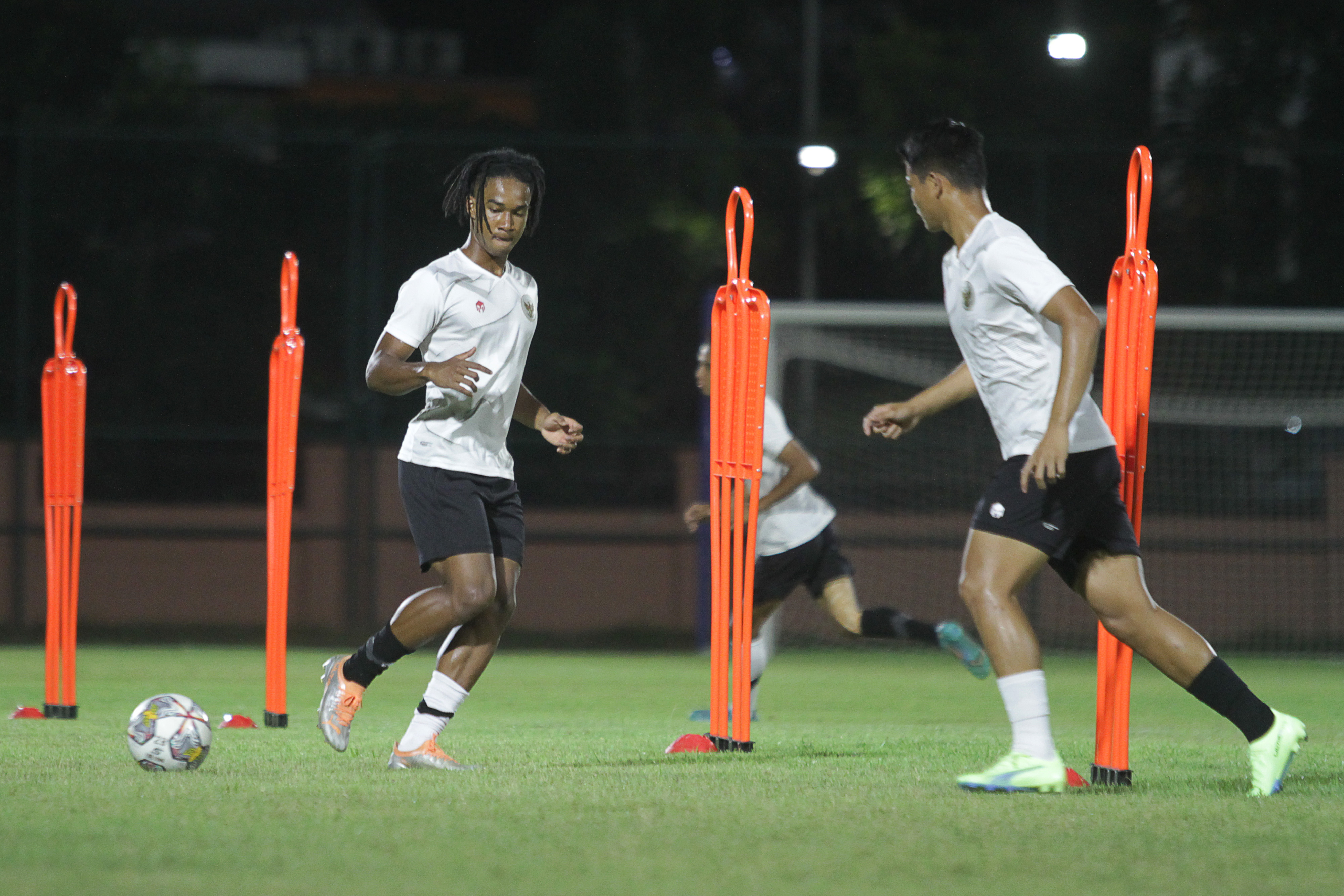  Pemain tim U-20 Indonesia Ronaldo Joybera Kwateh (kiri) mengumpan bola kepada Hokky Caraka Bintang Brilliant (kanan)
