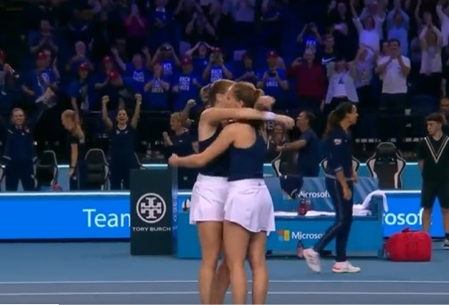 Ganda Britania Raya Alicia Barnett dan Olivia Nicholls melakukan selebrasi usai mengalahkan Spanyol di Piala Billie Jean King.