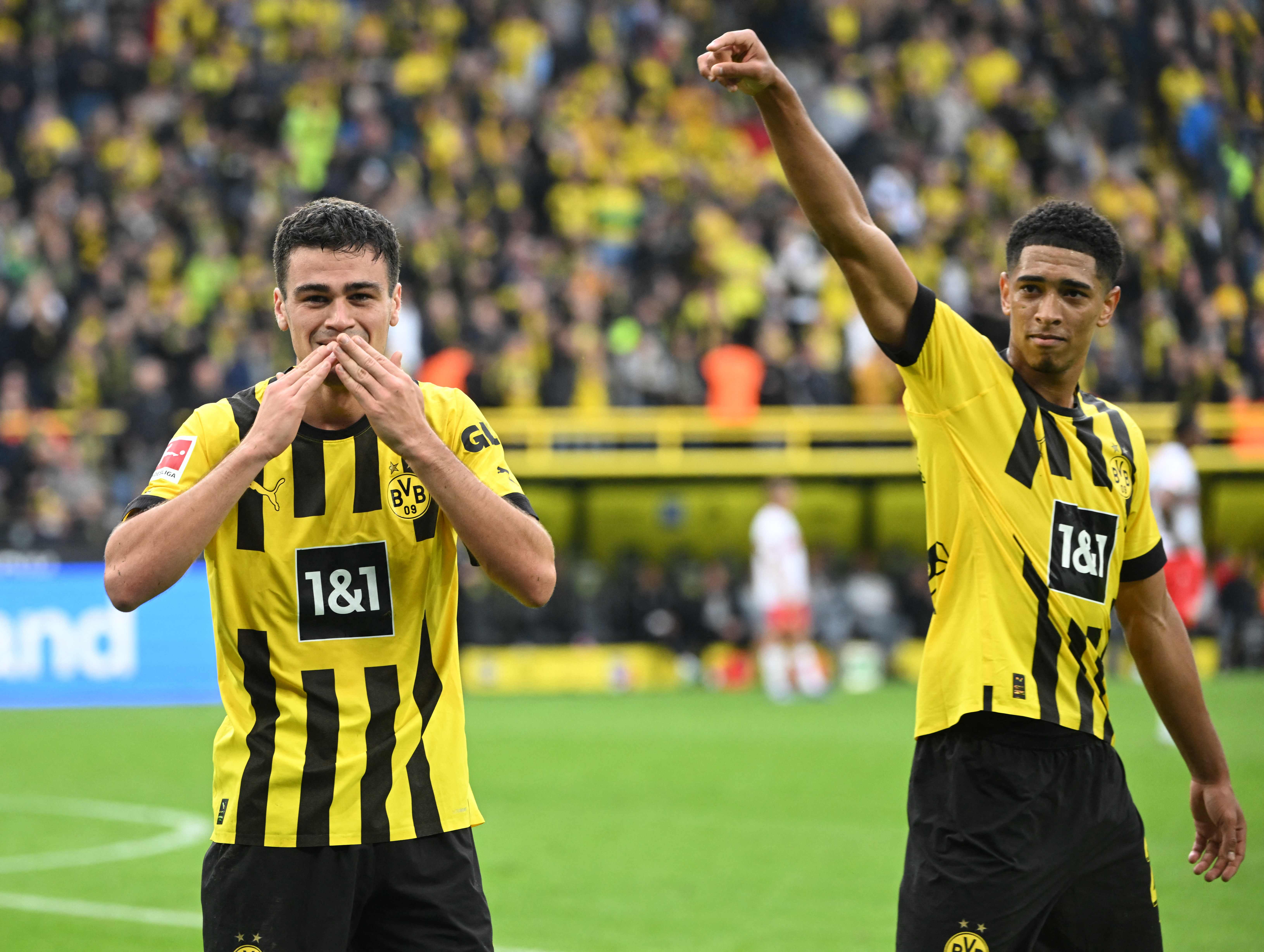 Duet pemain Borussia Dortmund Gio Reyna (kiri) dan Jude Bellingham