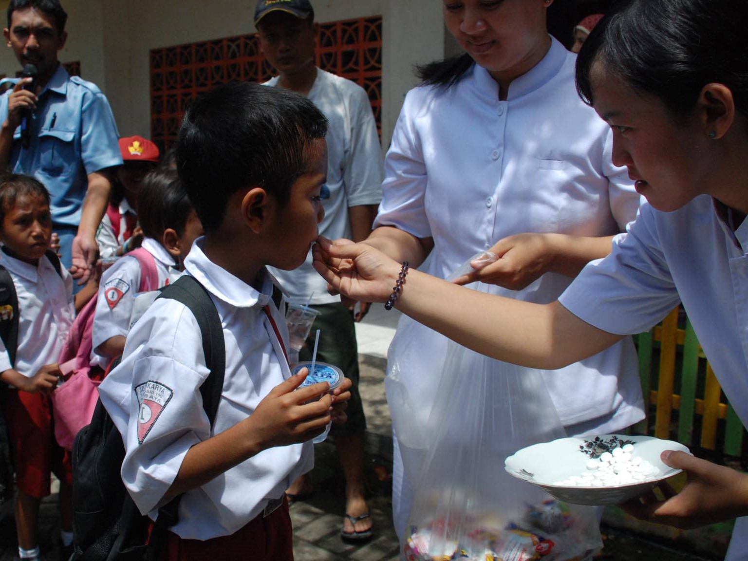 Siswa SD,disuapi obat cacing pada acara pembagian obat cacing gratis kepada 1.000 anak di lokalisai Kremil Surabaya, Jatim.