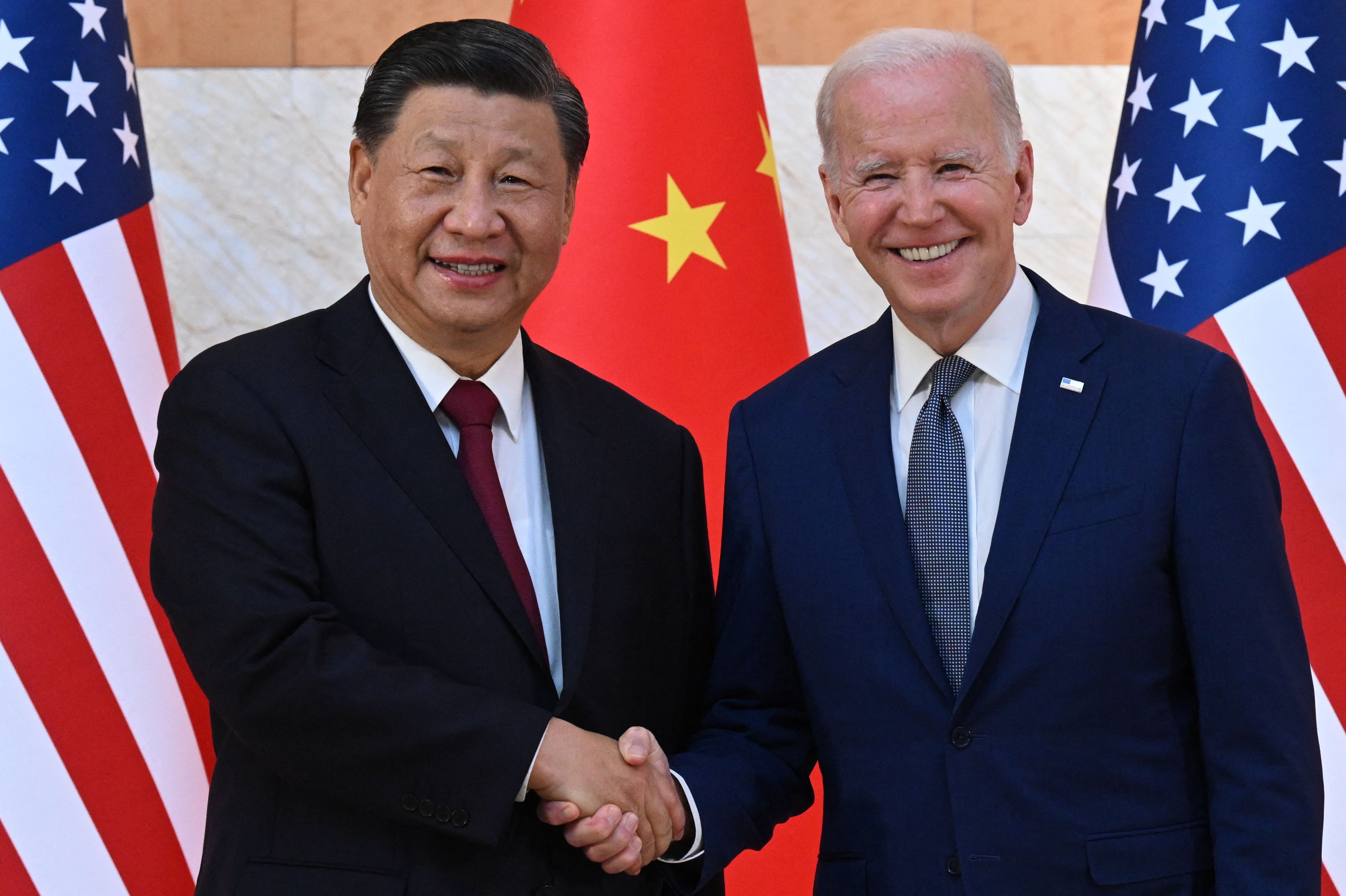 Presiden AS Joe Biden (kanan) berjabat tangan dengan Presiden Tiongkok Xi Jinping usai bertemu di Bali.