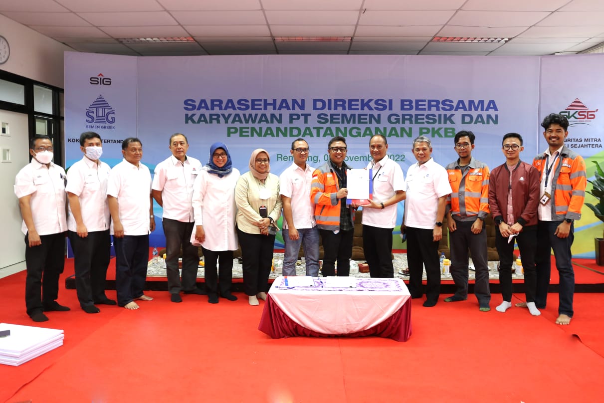 Direksi dan Serikat Pekerja Semen Gresik seusai menandatangi perjanjian kerja bersama