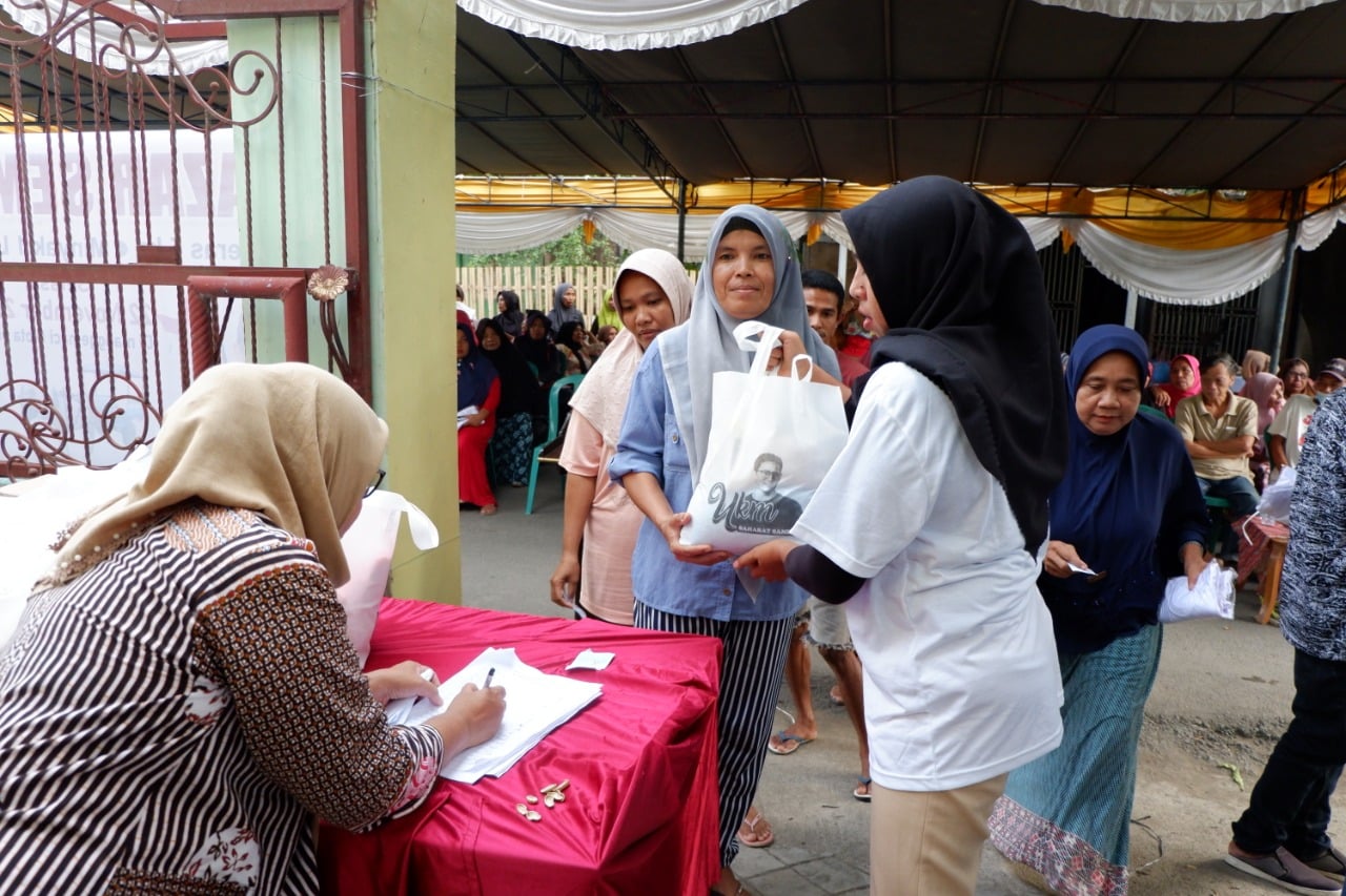 Ibu-ibu di Kota Bima, NTB mengantre membeli paket kebutuhan pokok dengan harga murah yang dilaksanakan UKM Sahabat Sandi, NTB, Rabu (23/11