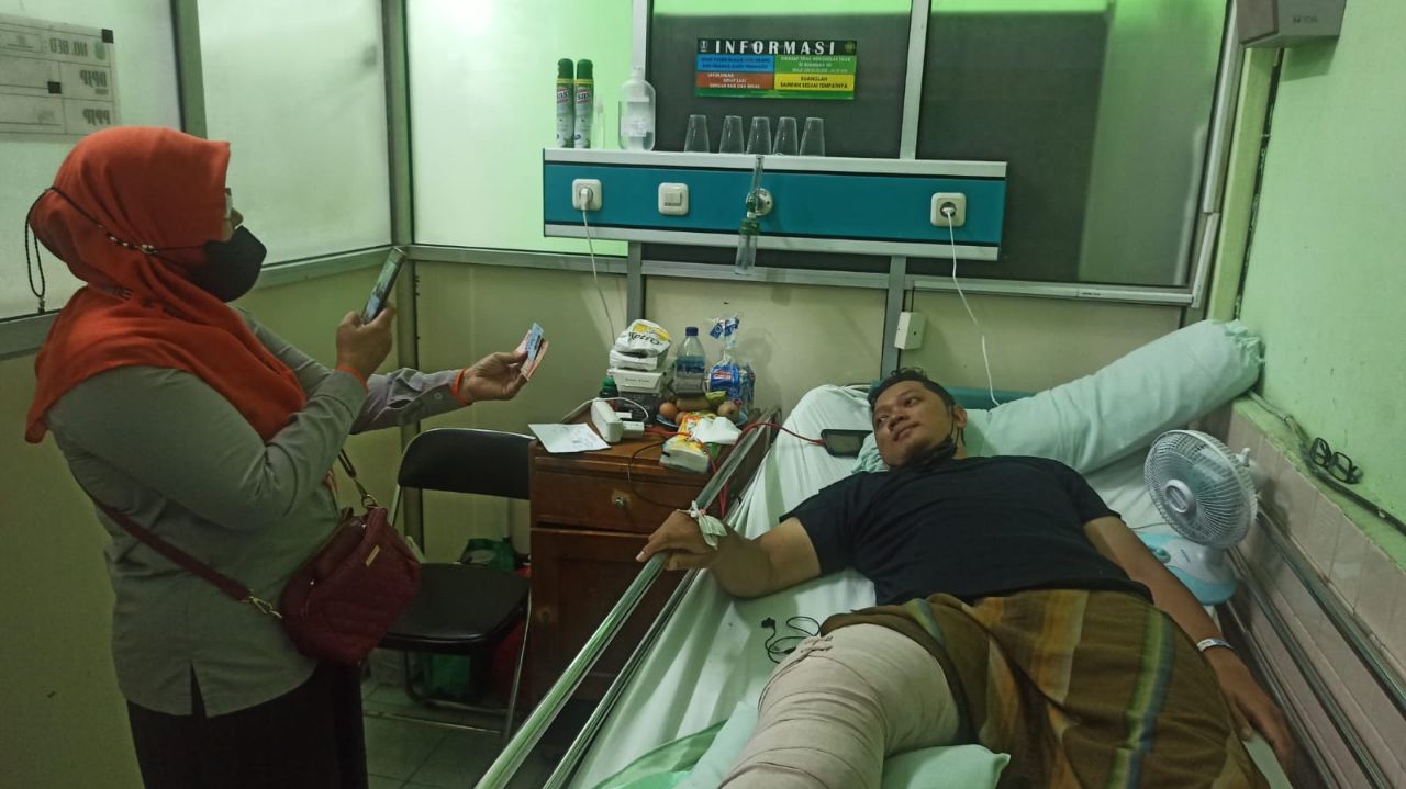 Petugas Pos Indonesia menyalurkan BSU untuk pekerja yang sedang dirawat di sebuah rumah sakit. 