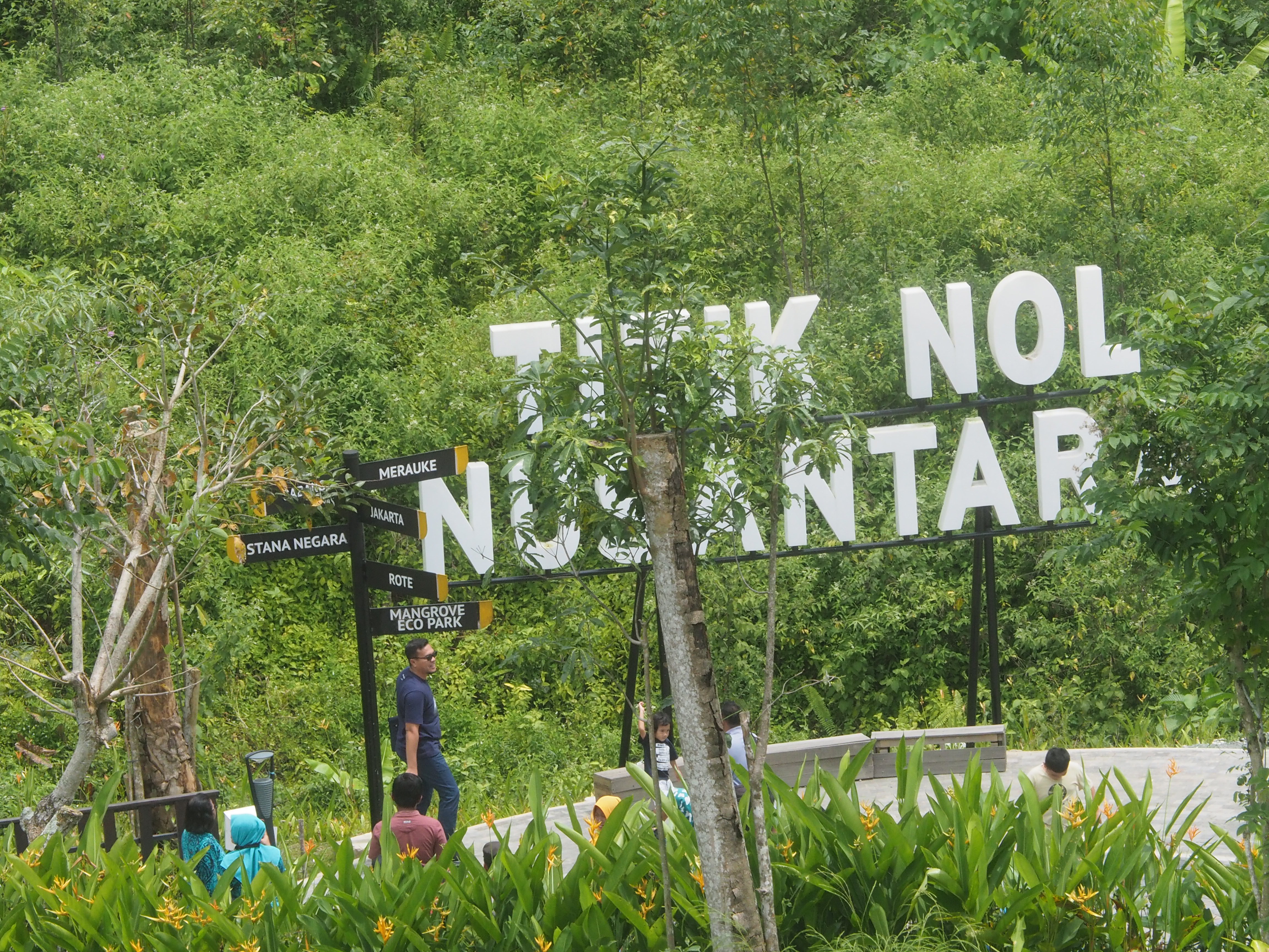 Warga berfoto di Titik 0 IKN Nusantara.