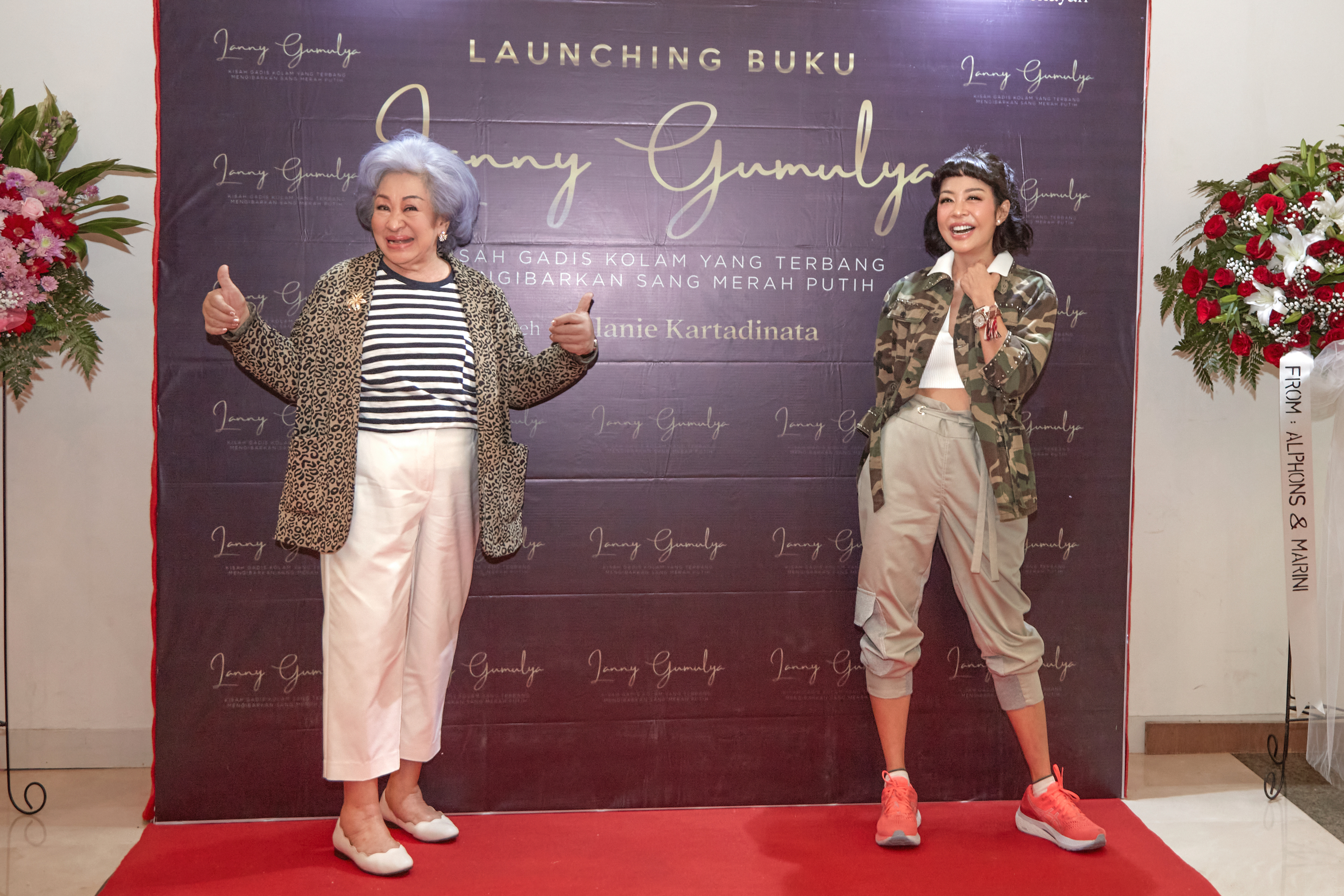 Lanny Gumuly, atlet legendaris Indonesia dan buah hatinya selebritas Melanie Kartadinata, saat peluncuran biografi sang ibu. 