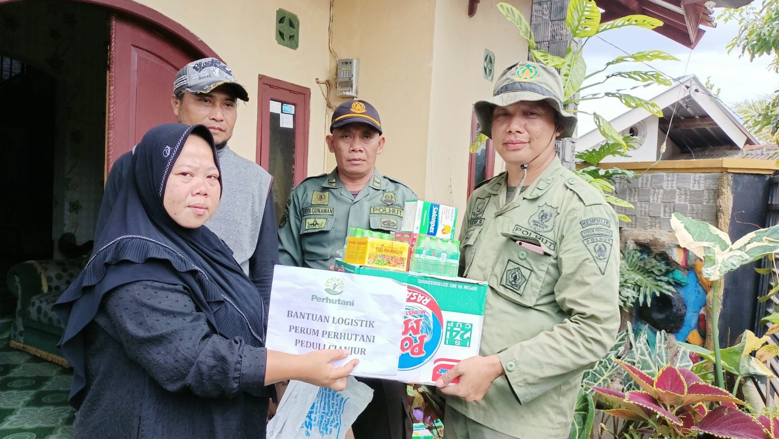 Tim Perhutani memberi bantuan logistik untuk korban bencana gempa di Cianjur, Jawa Barat.