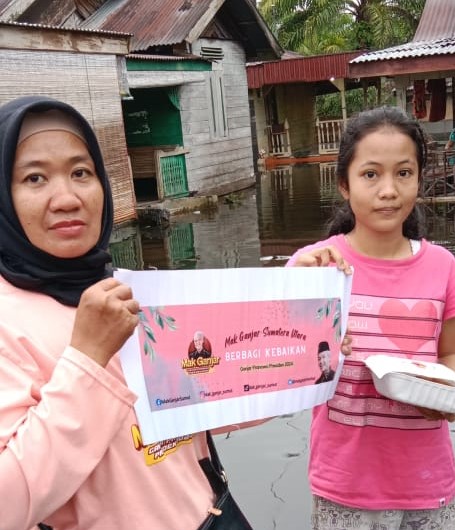 Relawan Mak Ganjar Sumut mendirikan dapur umum dan membagikan ratusan nasi kotak kepada korban banjir di Kabupaten Langkat, Sumut