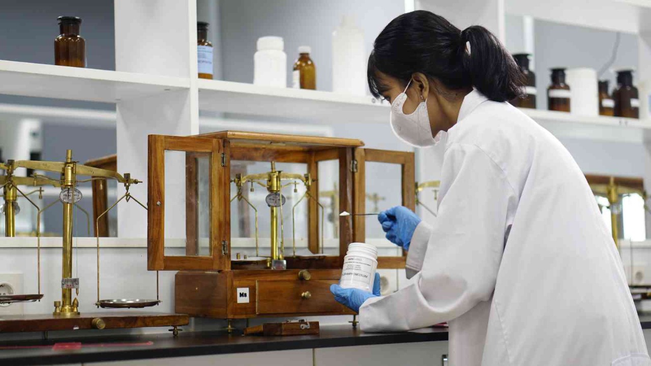 Ilustrasi perkuliahan D3 Farmasi UPH