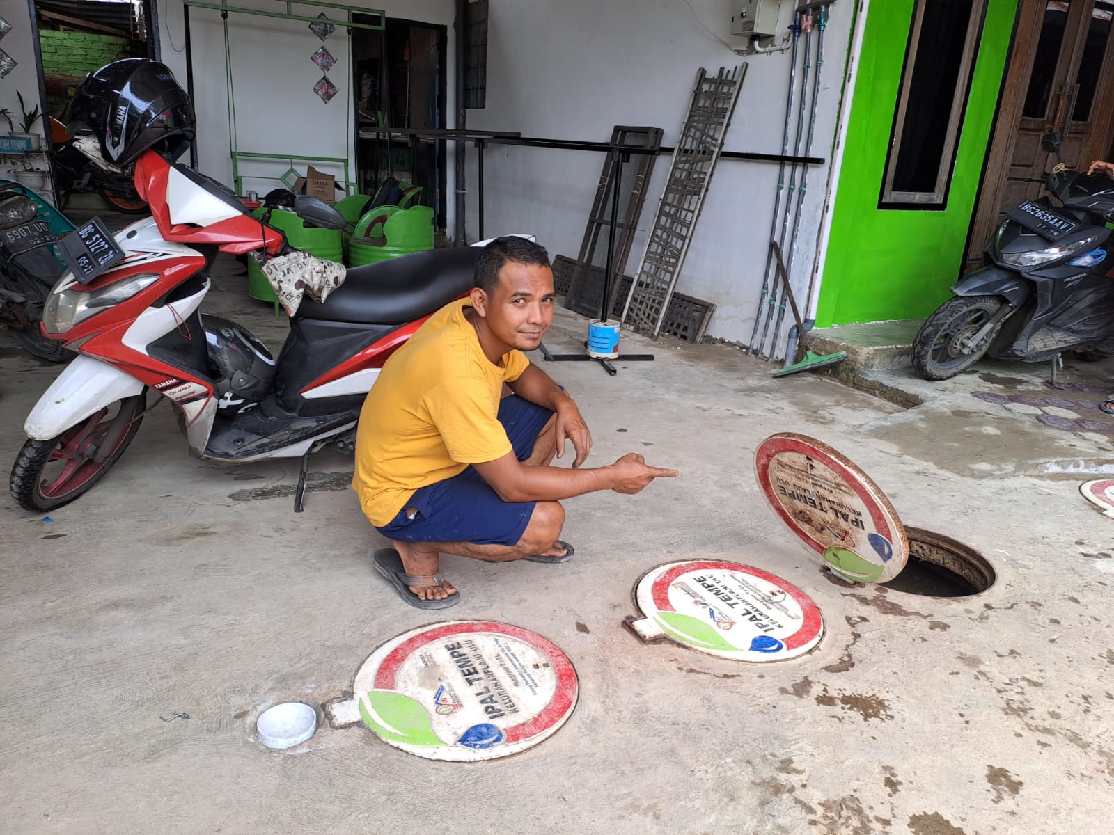 Joko Pitoyo, pengrajin tempe menunjukkan instalasi pengolahan air limbah (IPAL) komunal di Plaju Ulu, Palembang, Sumatra Selatan