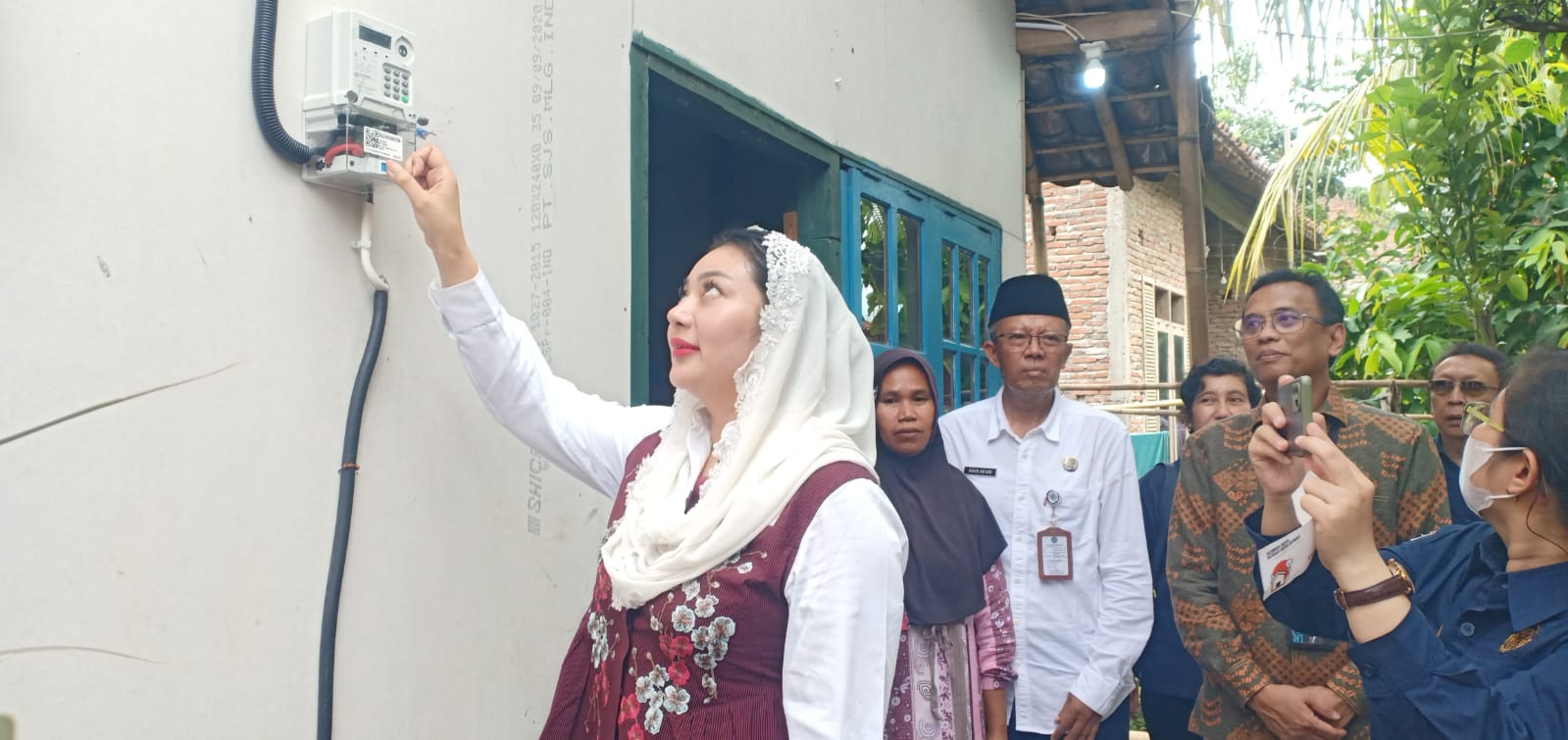  Anggota Komisi VII DPR RI, Paramitha Widya Kusuma memeriksa rumah warga penerima bantuan pemasangan listrik gratis