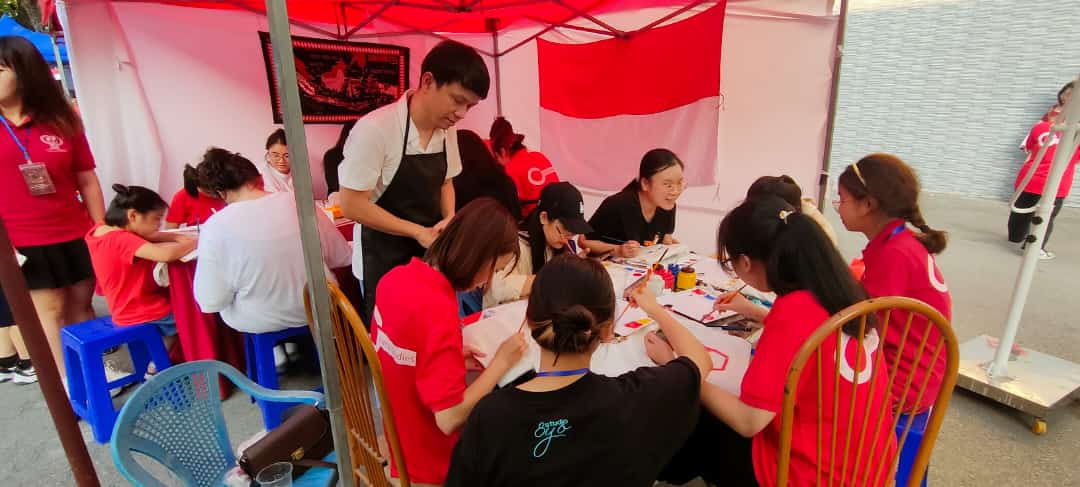Daus Rojali memandu mahasiswa USSH-VNU dalam painting workshop bertema Topeng Barong Bali di Hanoi, Vietnam