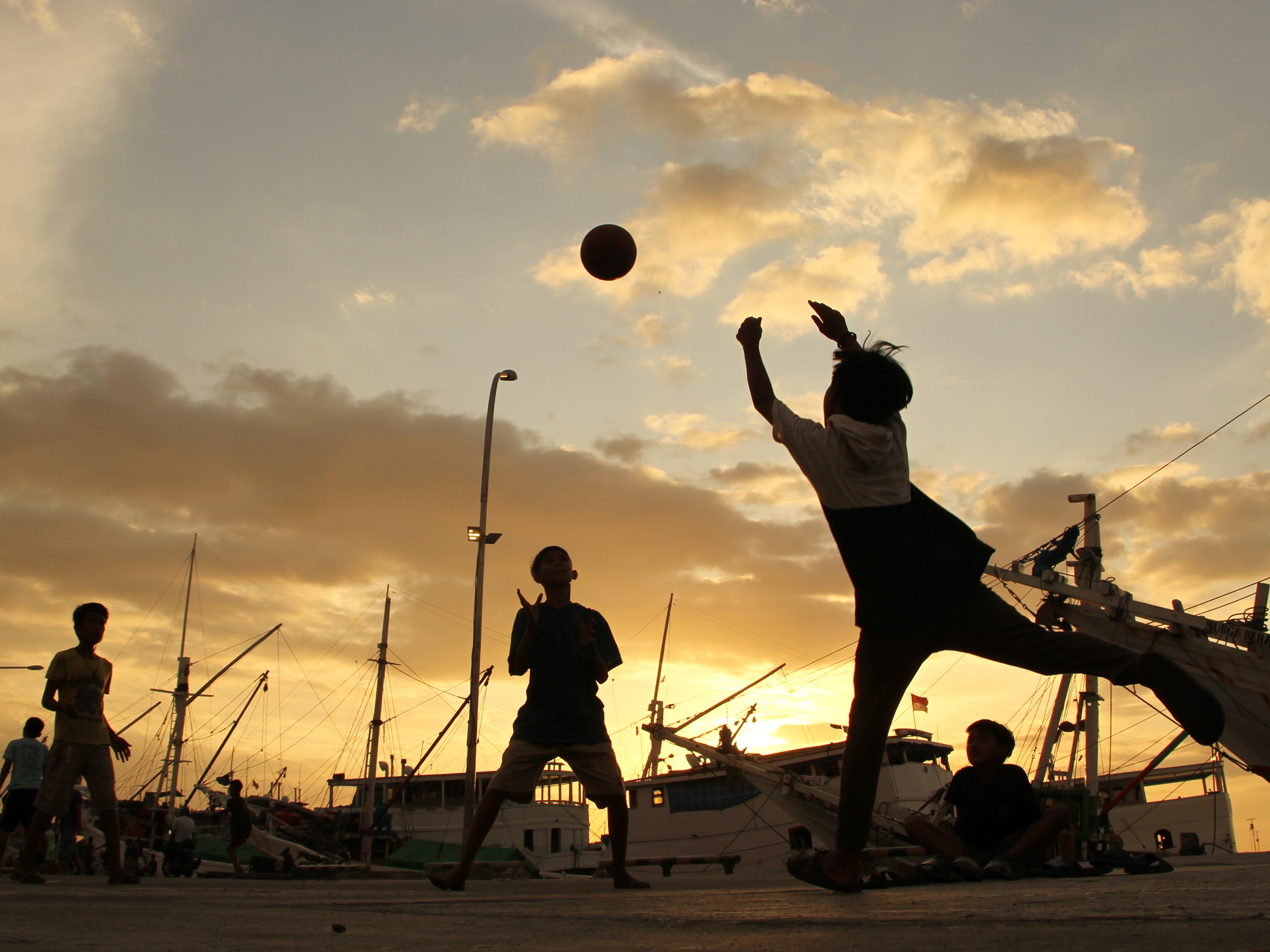 Sejumlah anak bermain sepak bola di dermaga Pelabuhan Rakyat Paotere, Makassar, Sulawesi Selatan, Selasa (19/7/2022).