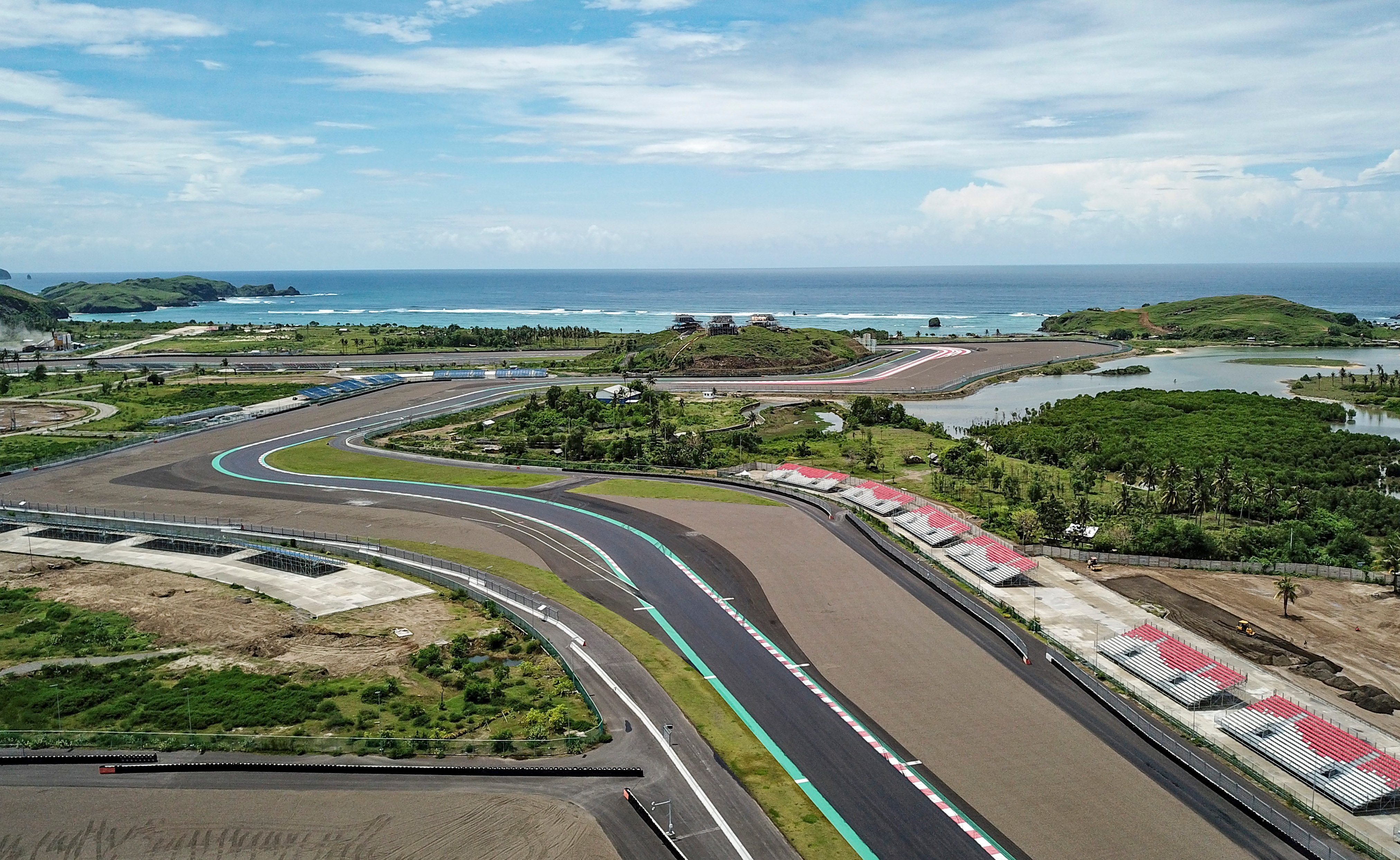 Foto udara lintasan Pertamina Mandalika International Street Circuit di Lombok Tengah, NTB, menjelang perhelatan WSBK 2022, Rabu (26/10).