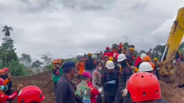 Tim SAR gabungan mengevakuasi jenazah korban gempa Cianjur yang tertimbun longsor di RT 03 RW 01 Kampung Cugenang, Desa Cijedil.