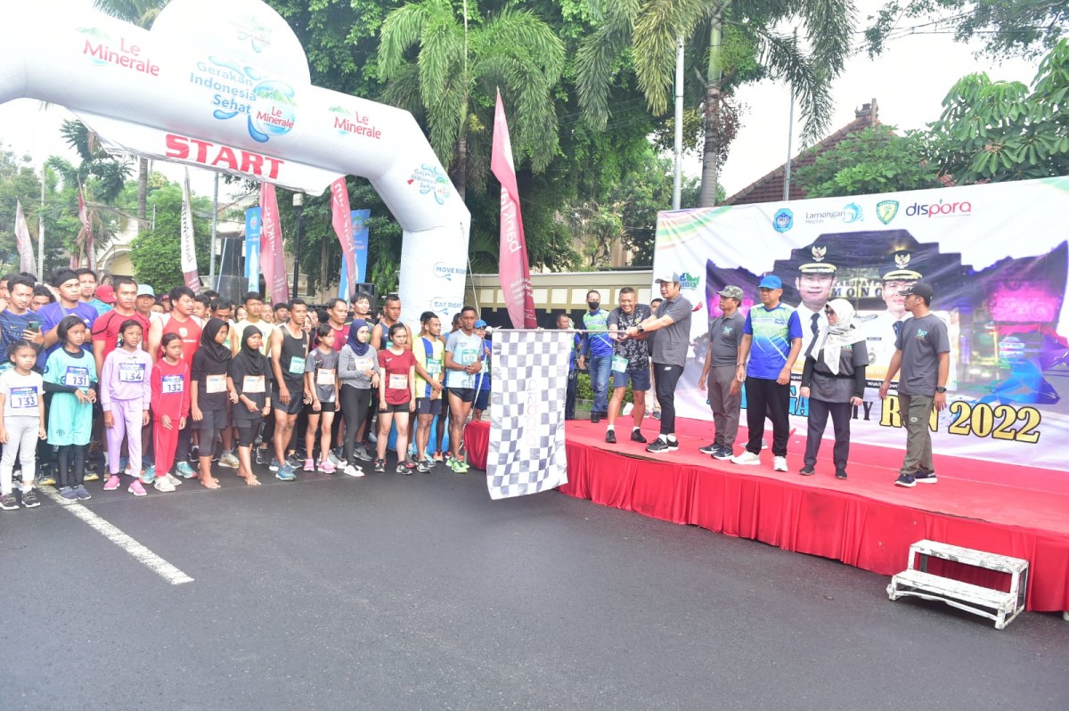 Bupati Lamongan Yuhronur Efendi melepas peserta Lamongan City Run 2022, Minggu (13/11/2022)