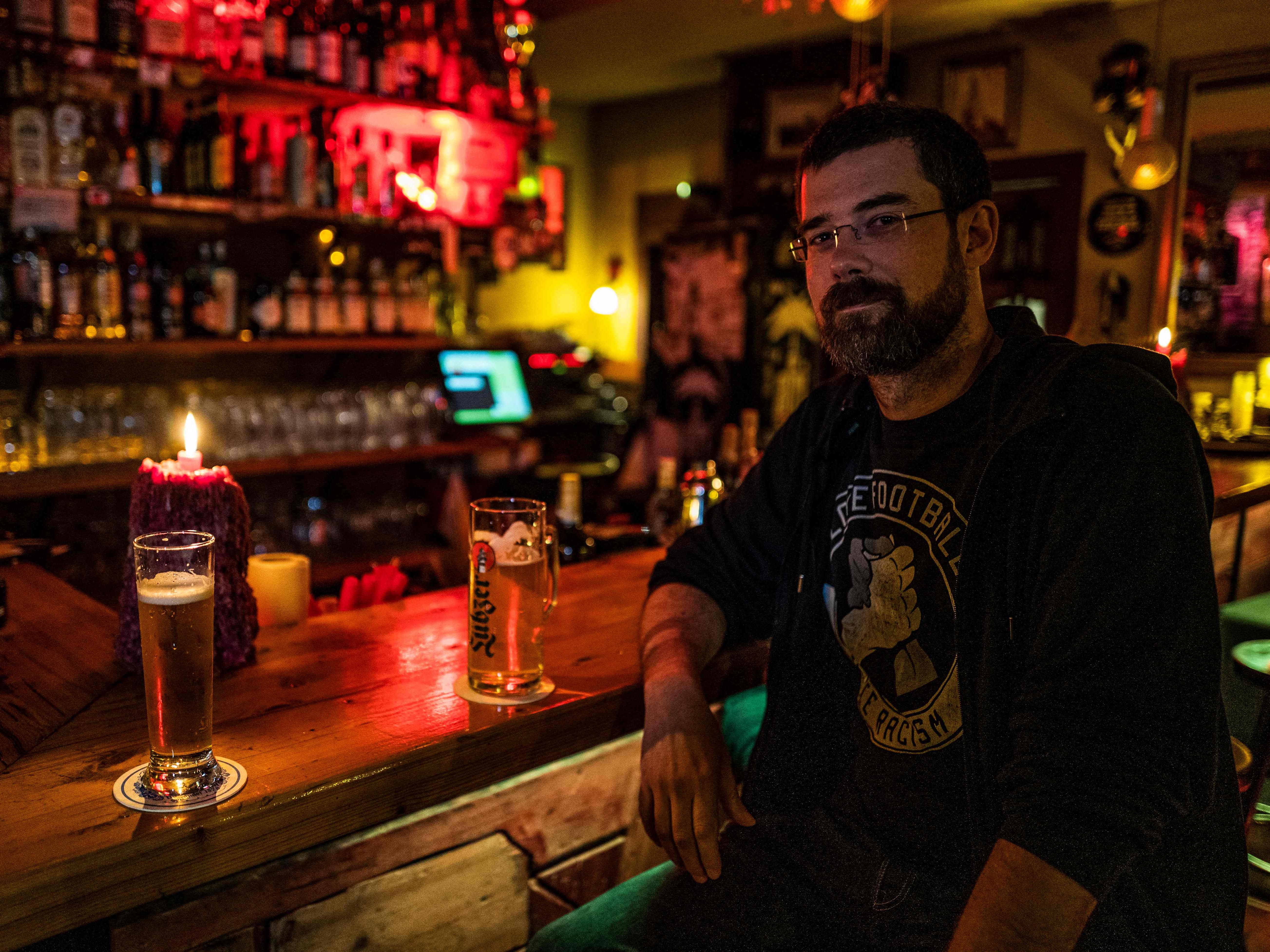 Penggemar sepak bola dan juru bicara bar Fargo Joschik Pech berpose di bar Fargo di Berlin pada 10 November 2022. 
