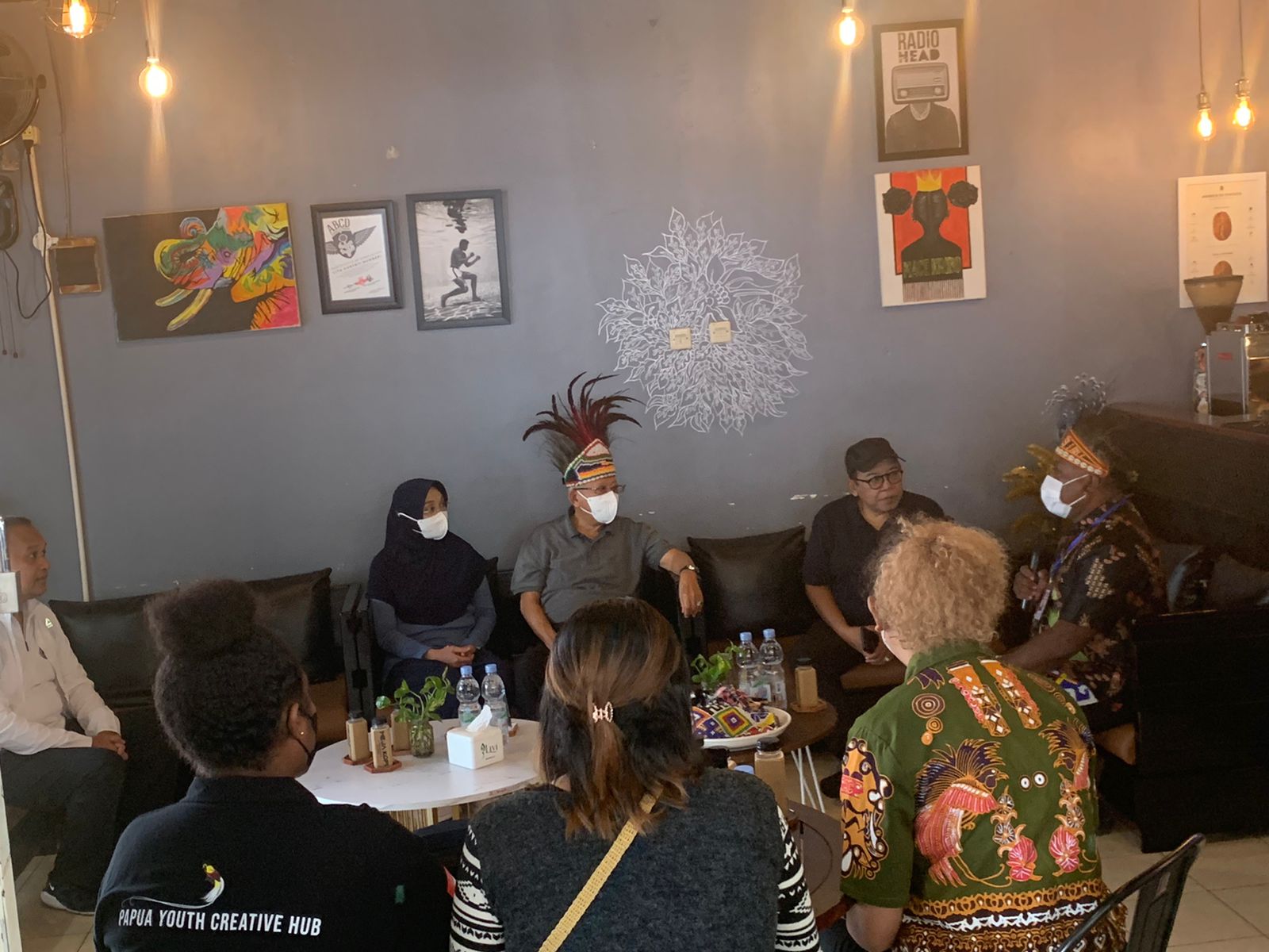 Wakil Presiden Ma’ruf Amin saat berdiskusi dengan sejumlah anak muda Papua di Jayapura, Selasa (29/11) pagi.