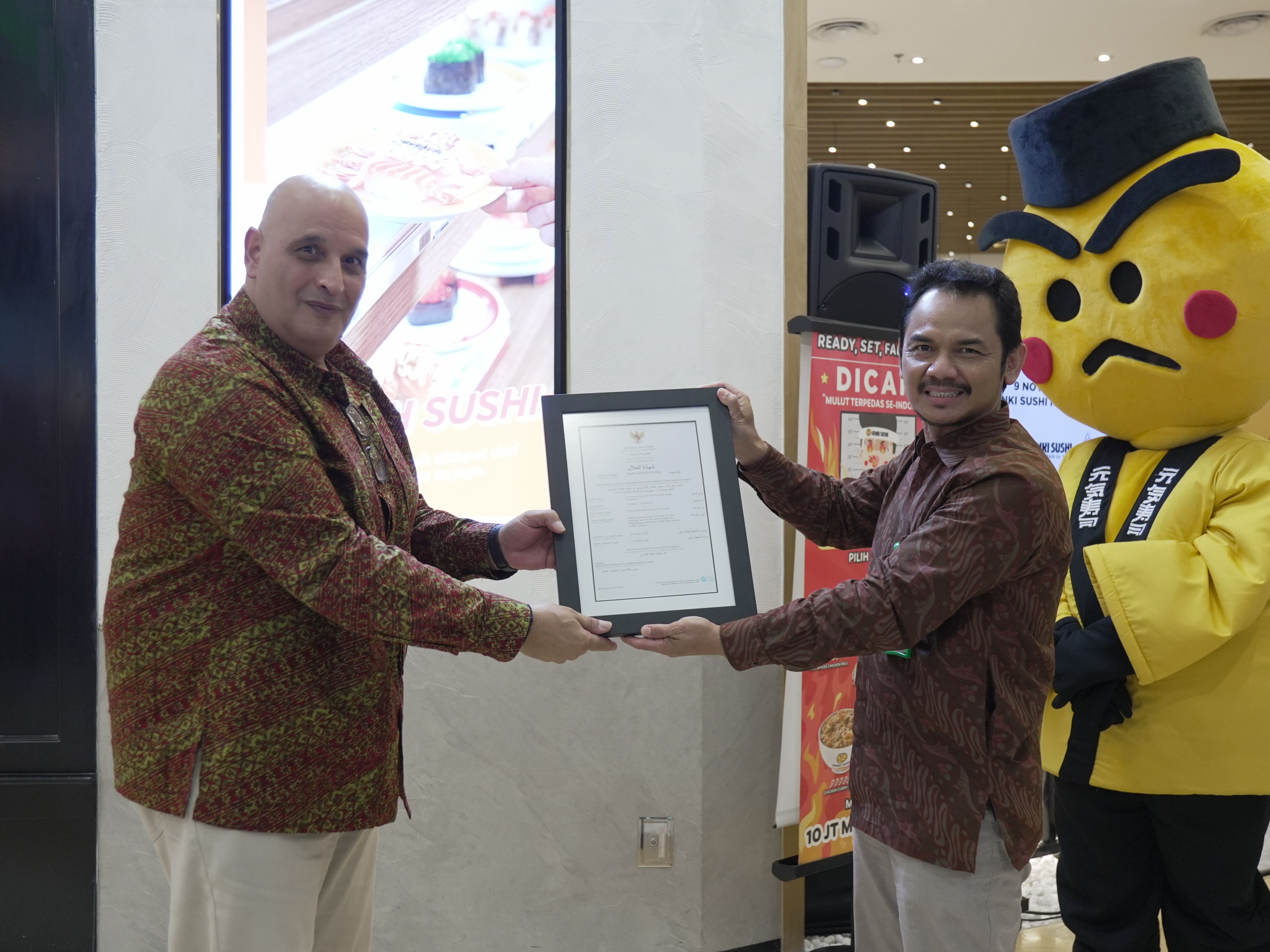 Penyerahan sertifikasi halal pada Genki Sushi