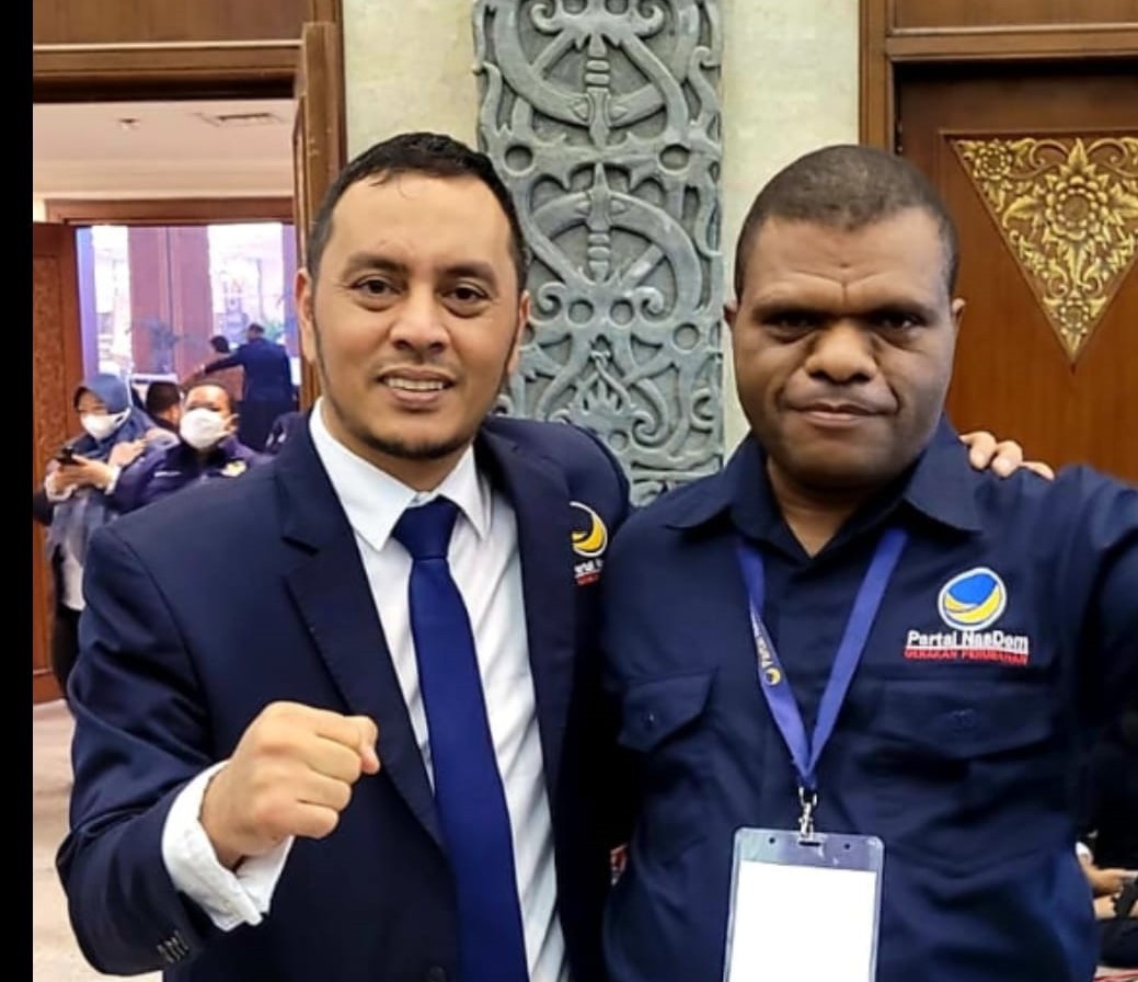 Anggota DPR Provinsi Papua Laurenzus Kadepa (kanan)